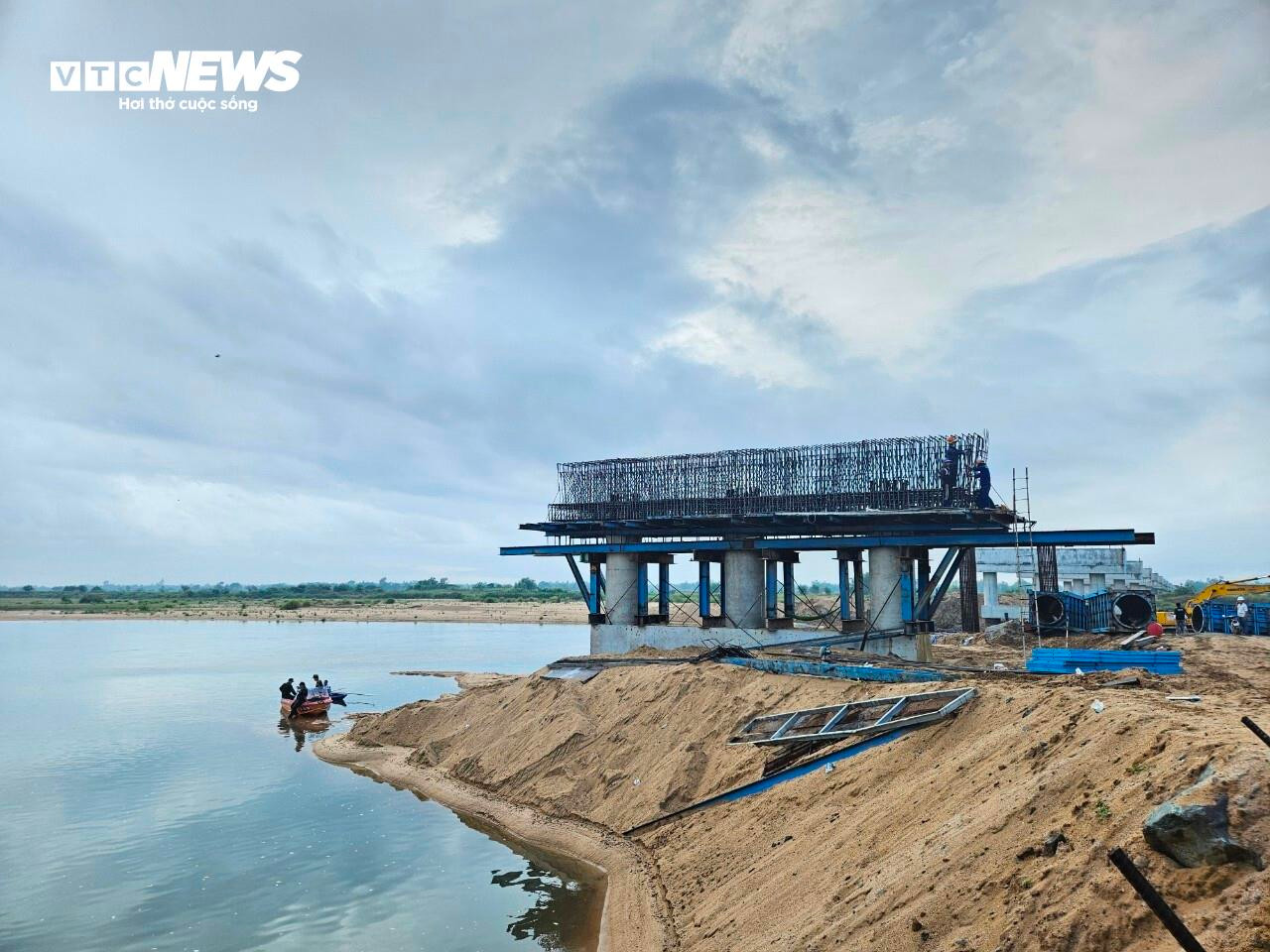 Lật ghe trên sông khiến 2 người mất tích tại Phú Yên: Đã tìm thấy 1 nạn nhân - 4