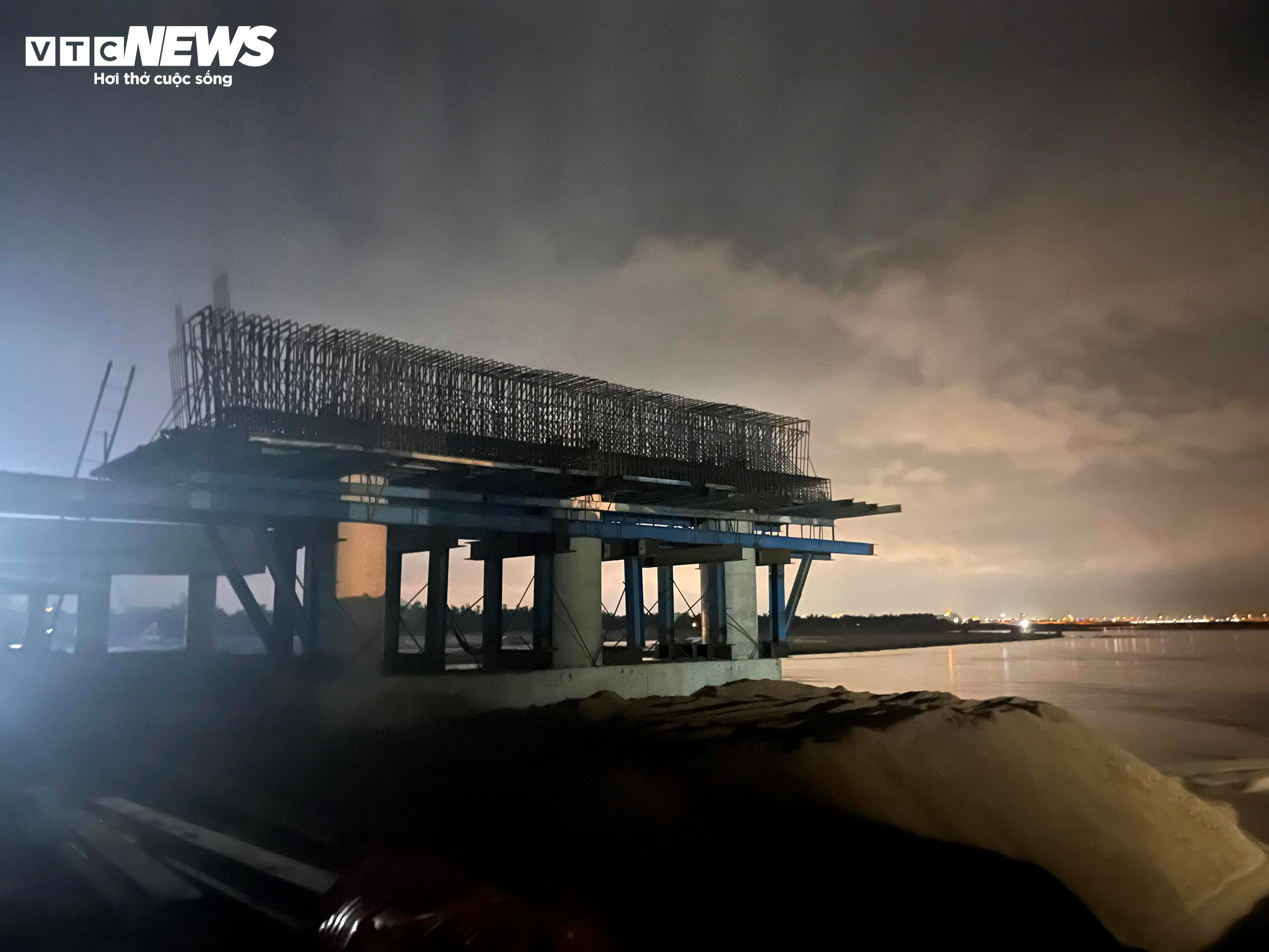 Lật ghe trên sông khiến 2 người mất tích tại Phú Yên: Đã tìm thấy 1 nạn nhân - 8