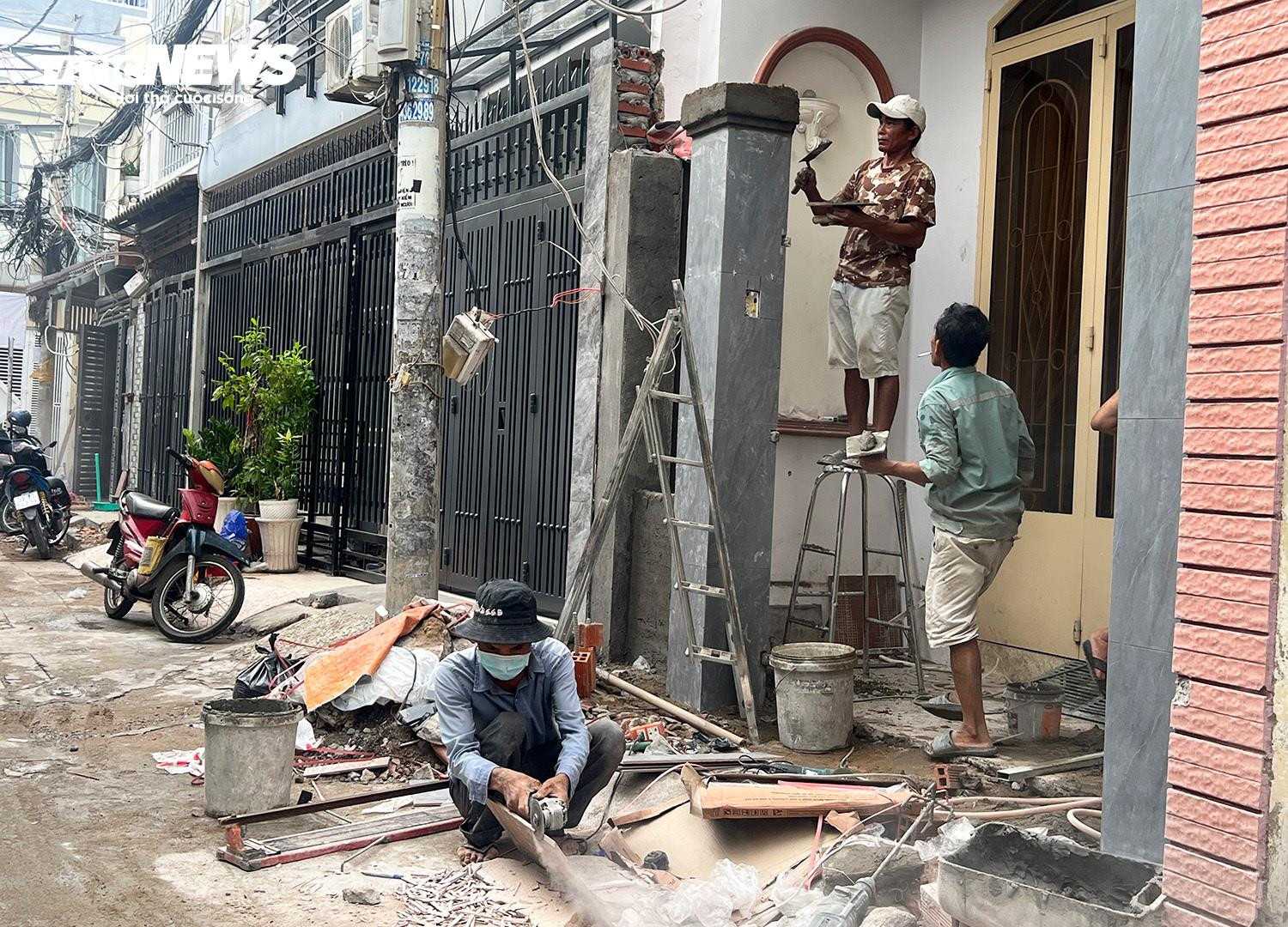 Hiến đất mở đường trong những con hẻm chật hẹp ở TP.HCM - 8