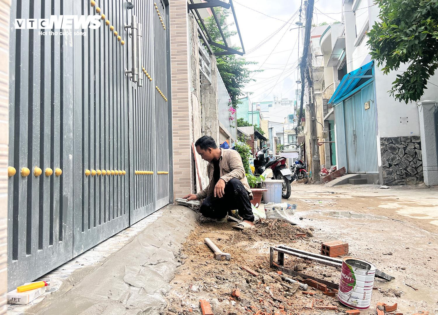 Hiến đất mở đường trong những con hẻm chật hẹp ở TP.HCM - 7