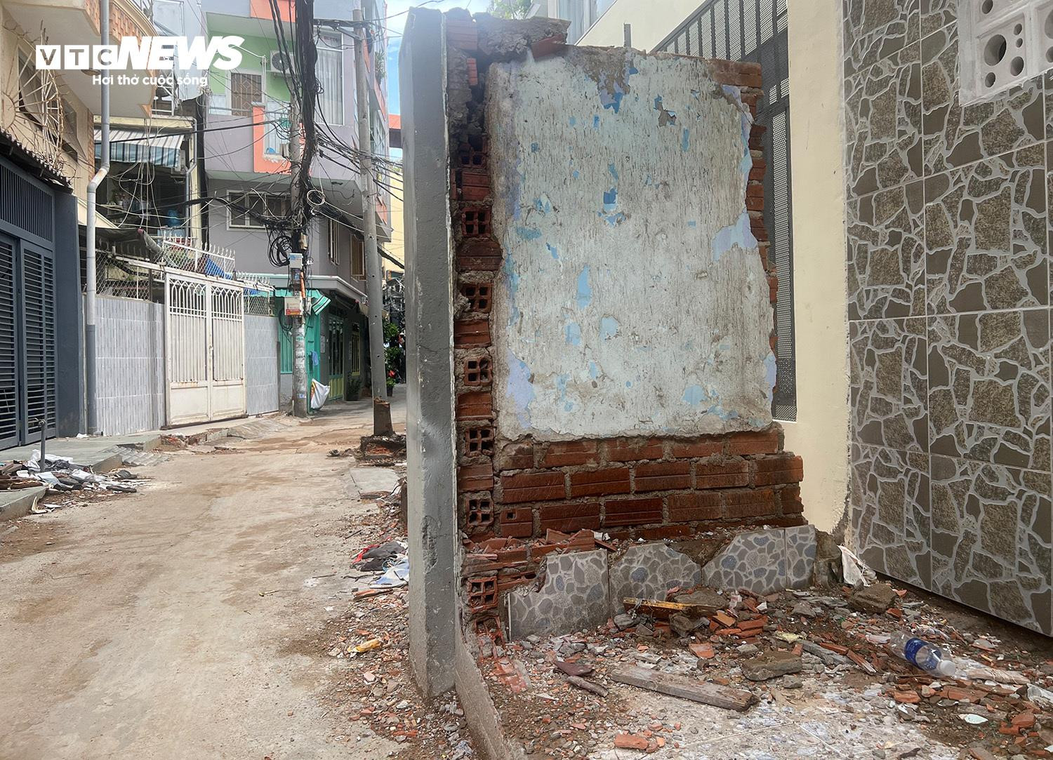 Hiến đất mở đường trong những con hẻm chật hẹp ở TP.HCM - 13