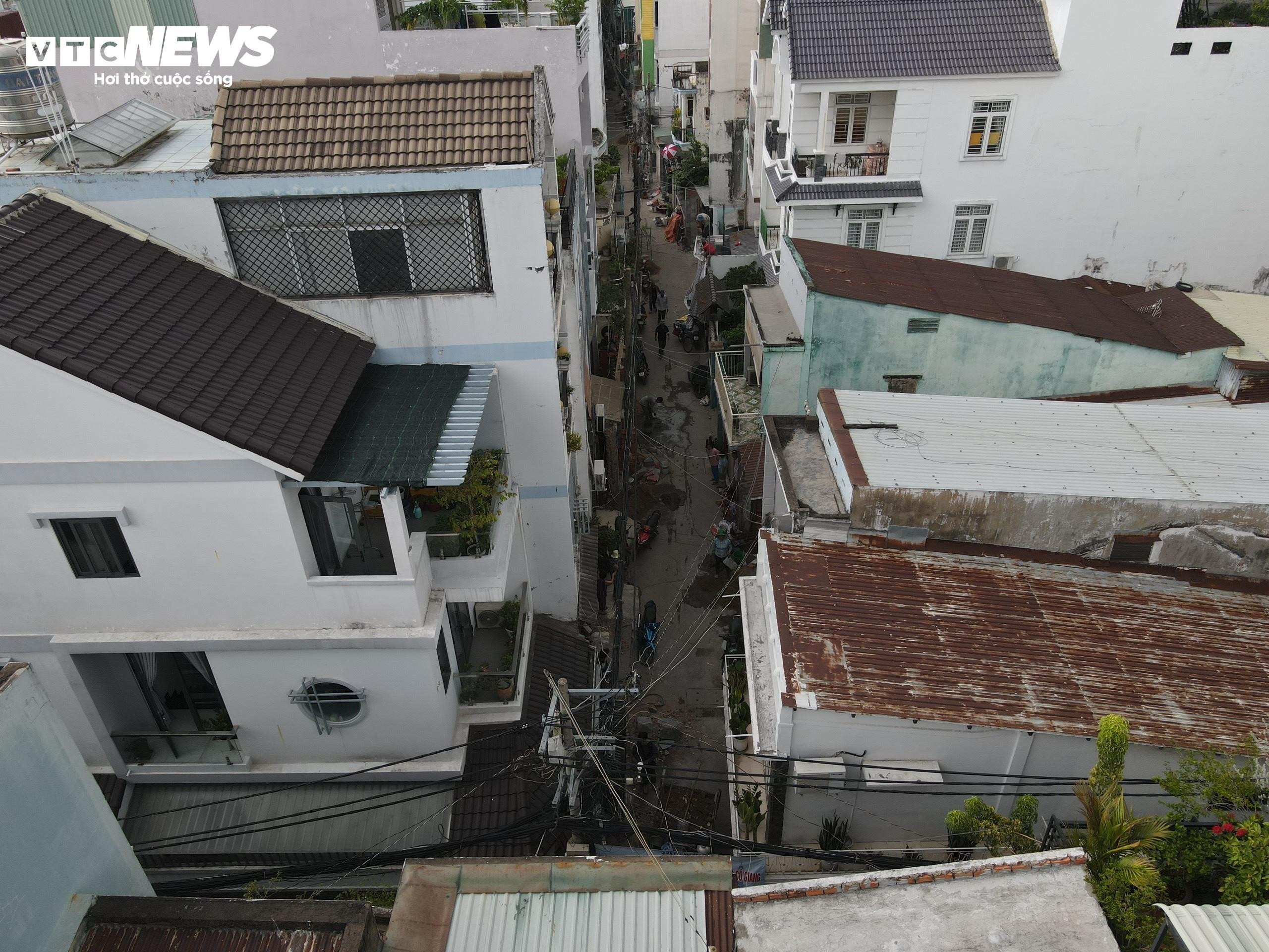 Hiến đất mở đường trong những con hẻm chật hẹp ở TP.HCM - 9