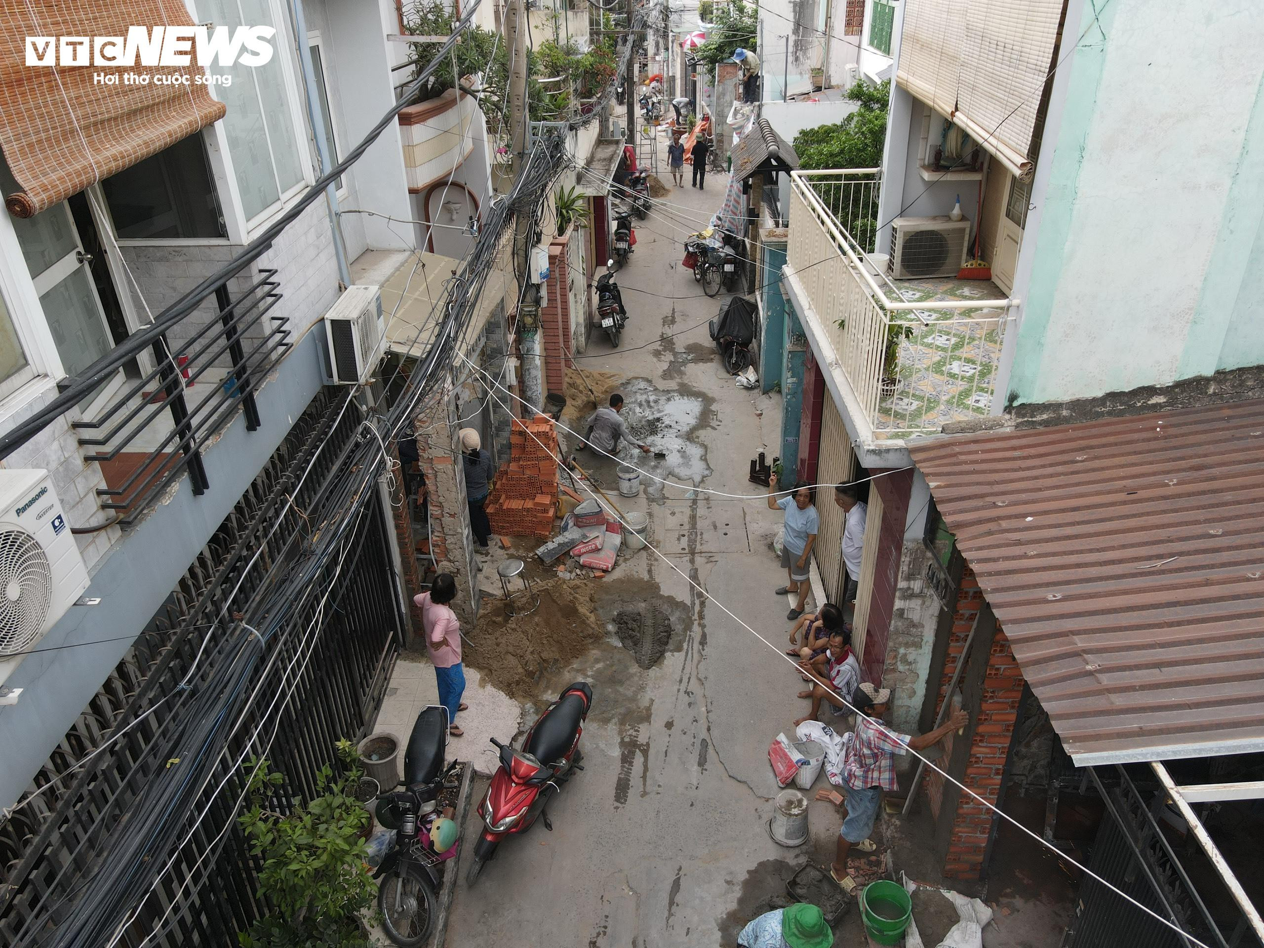 Hiến đất mở đường trong những con hẻm chật hẹp ở TP.HCM - 1