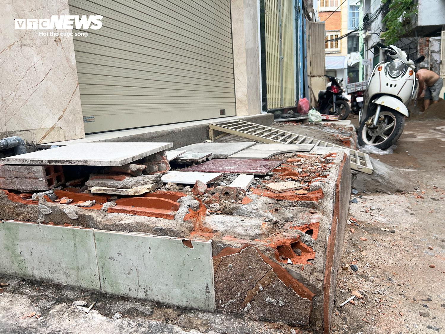 Hiến đất mở đường trong những con hẻm chật hẹp ở TP.HCM - 14