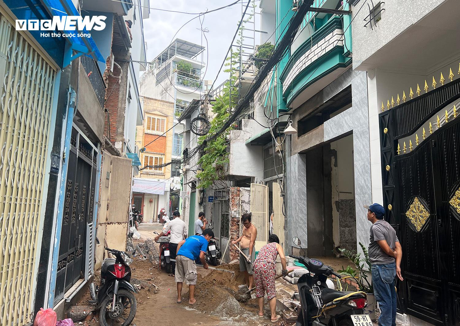 Hiến đất mở đường trong những con hẻm chật hẹp ở TP.HCM - 2