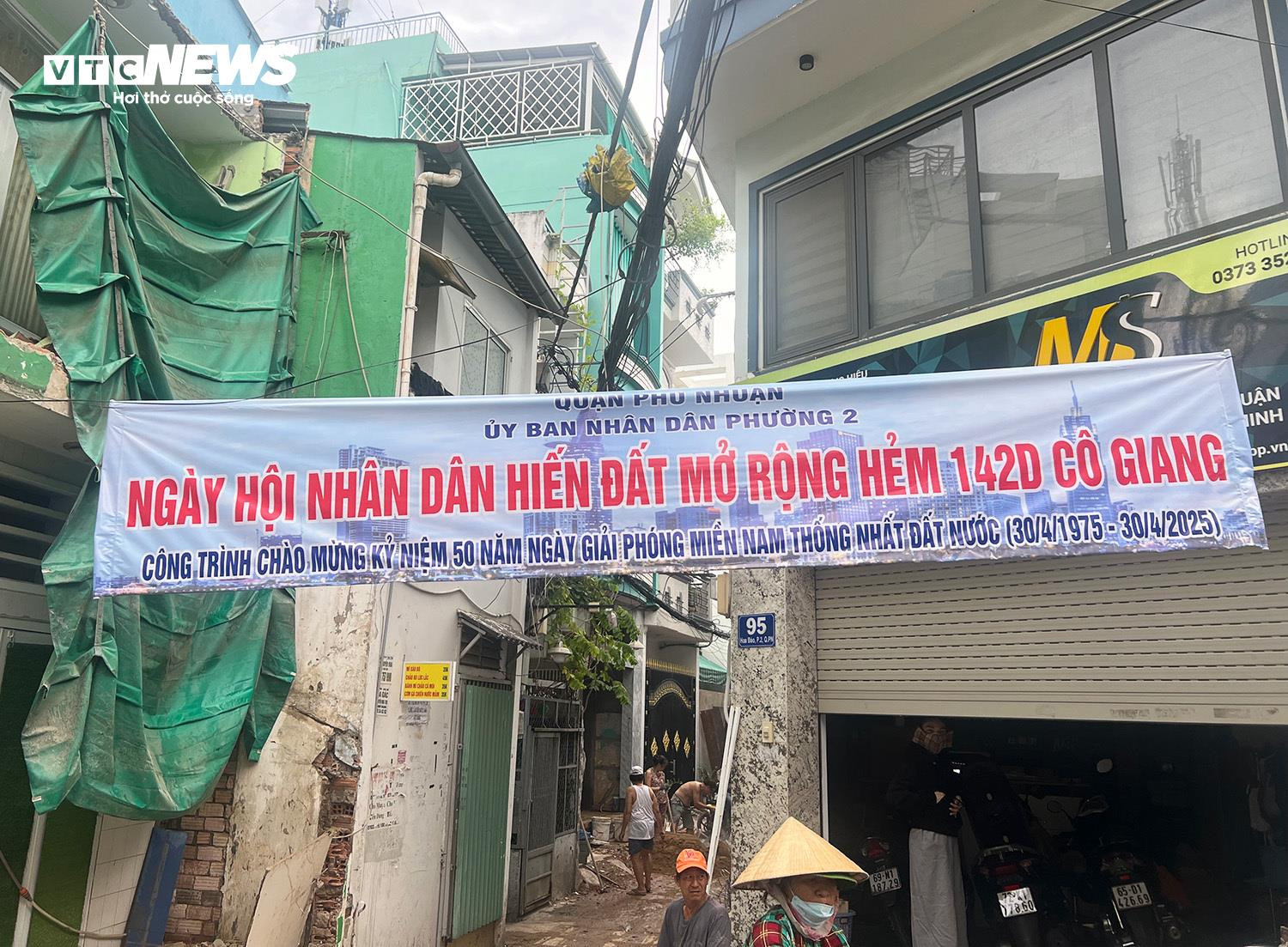 Hiến đất mở đường trong những con hẻm chật hẹp ở TP.HCM - 5