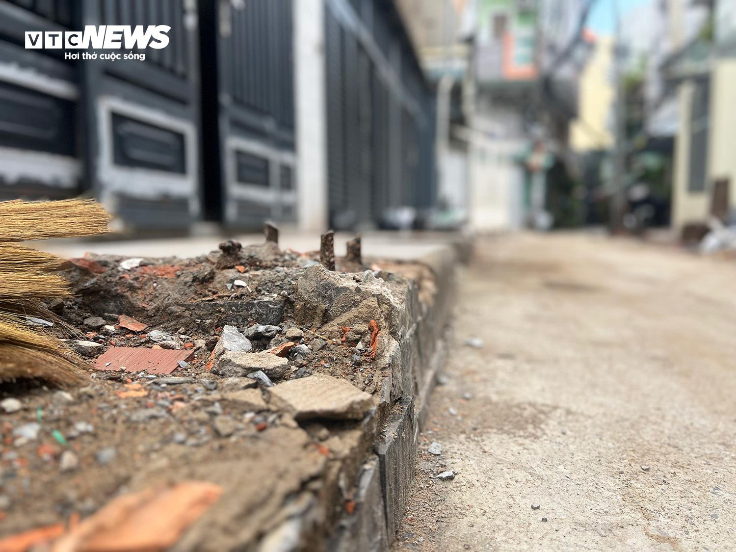 Hiến đất mở đường trong những con hẻm chật hẹp ở TP.HCM - 12