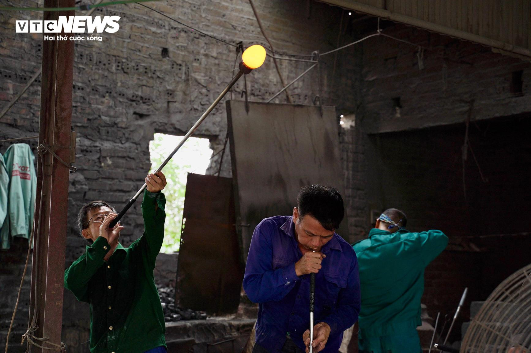 Về làng nghề làm cốc bia hơi ‘cóc gặm’ nổi tiếng Thành Nam - 2