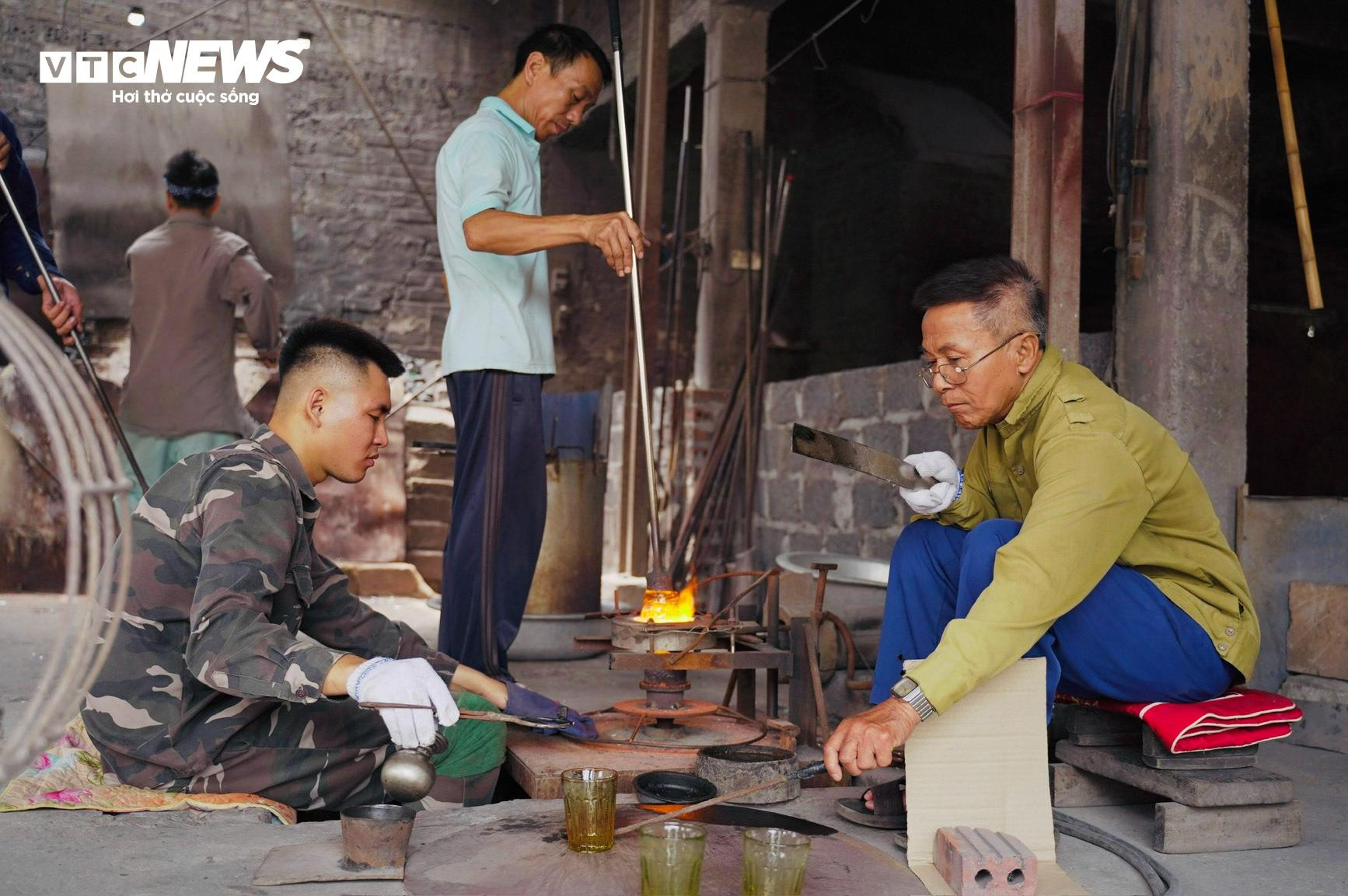 Về làng nghề làm cốc bia hơi ‘cóc gặm’ nổi tiếng Thành Nam - 16