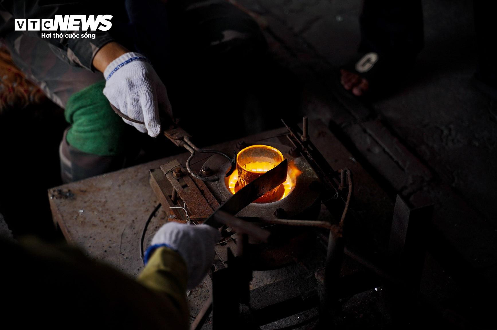 Về làng nghề làm cốc bia hơi ‘cóc gặm’ nổi tiếng Thành Nam - 18