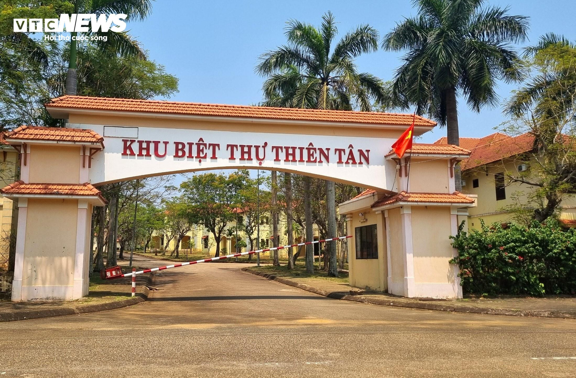 Cận cảnh khu biệt thự cả trăm tỷ đồng rơi cảnh đìu hiu ở Quảng Ngãi - 1