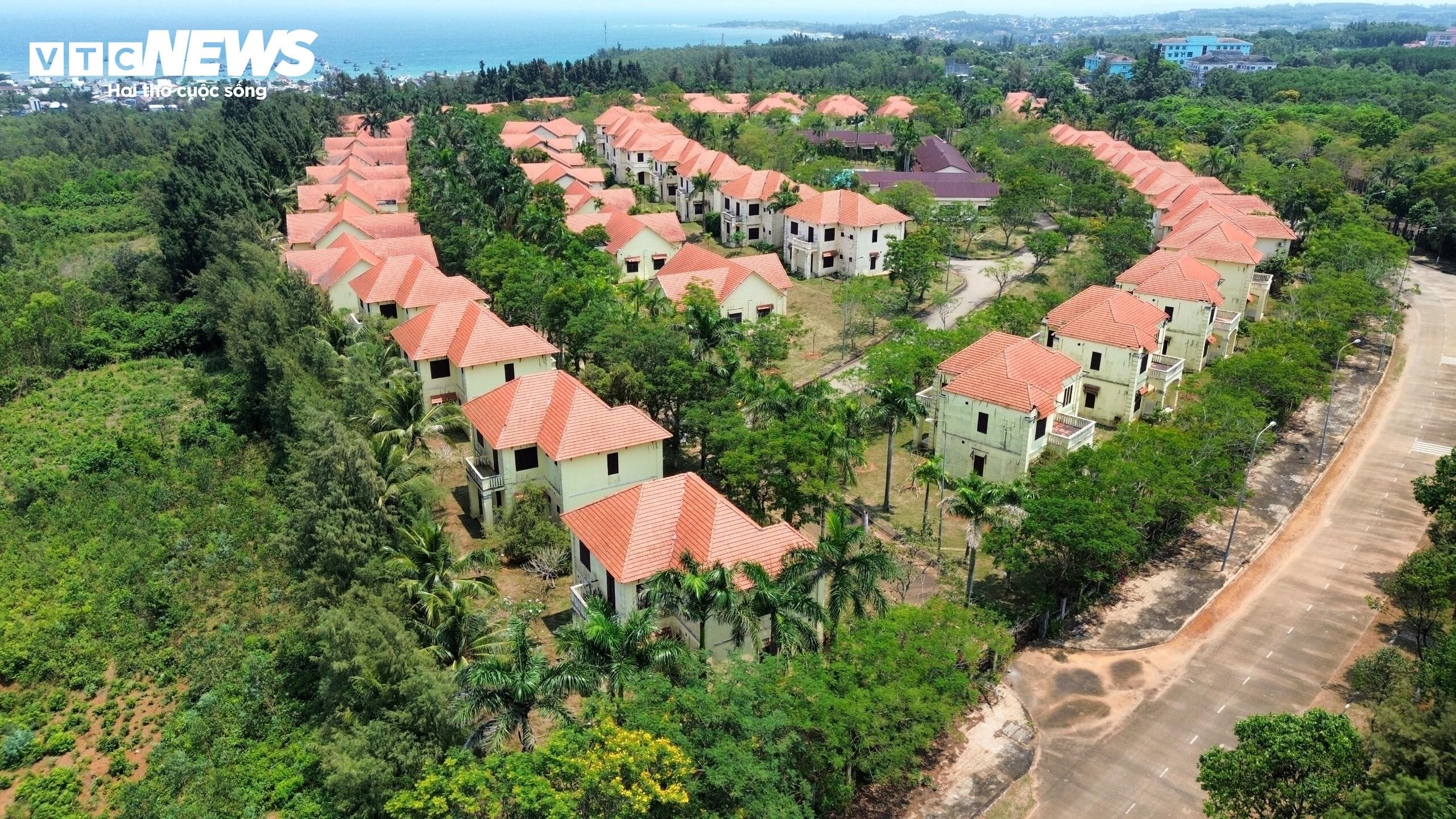 Cận cảnh khu biệt thự cả trăm tỷ đồng rơi cảnh đìu hiu ở Quảng Ngãi - 5