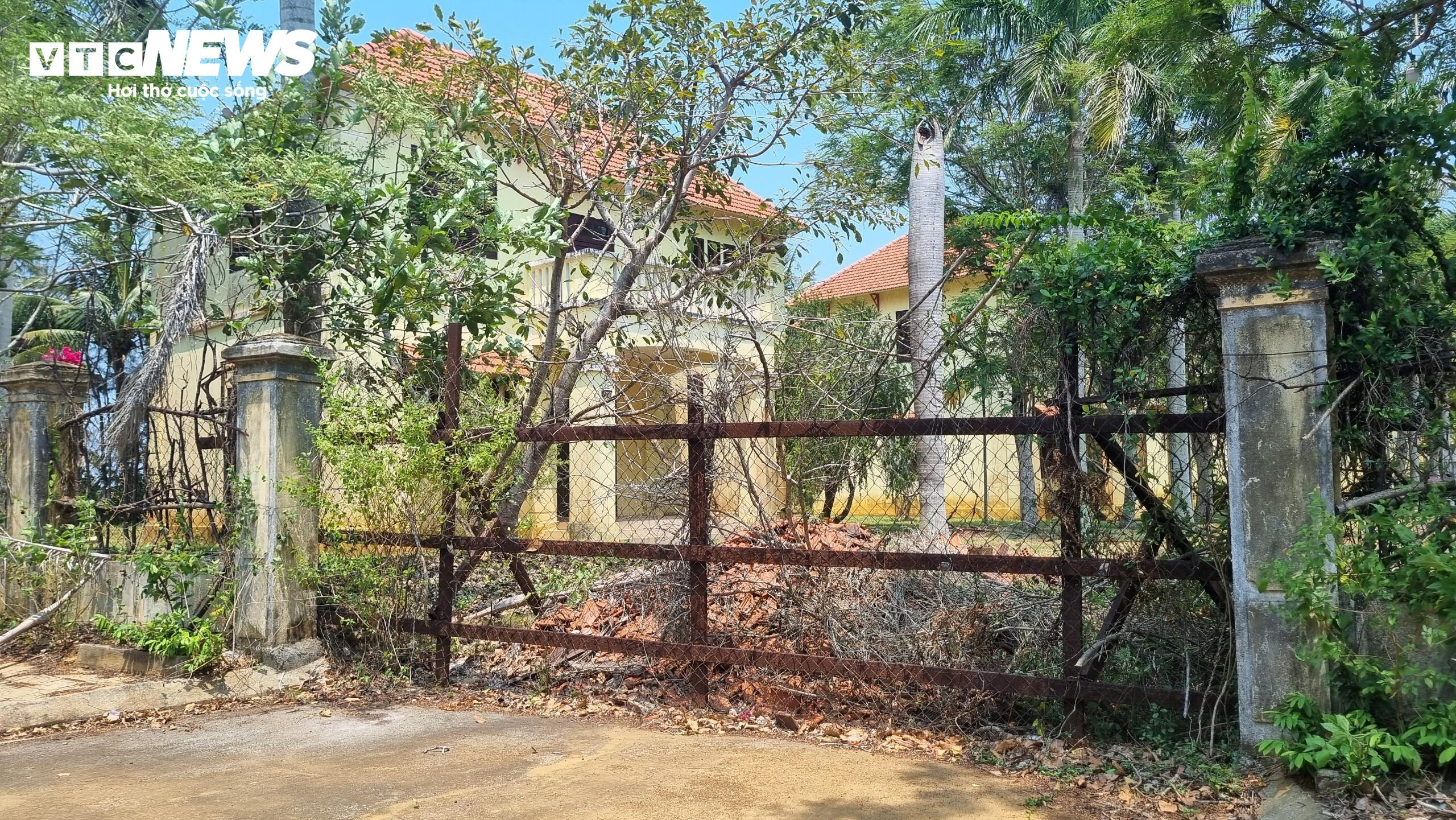 Cận cảnh khu biệt thự cả trăm tỷ đồng rơi cảnh đìu hiu ở Quảng Ngãi - 6