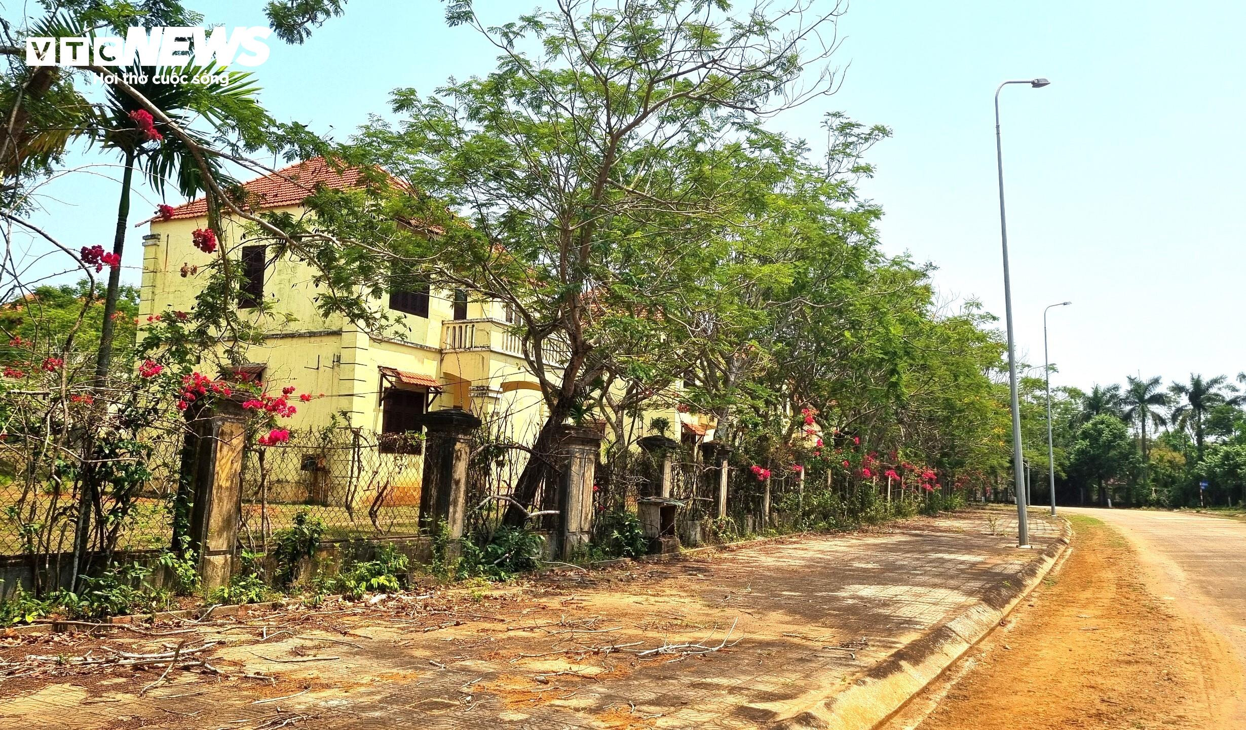 Cận cảnh khu biệt thự cả trăm tỷ đồng rơi cảnh đìu hiu ở Quảng Ngãi - 4