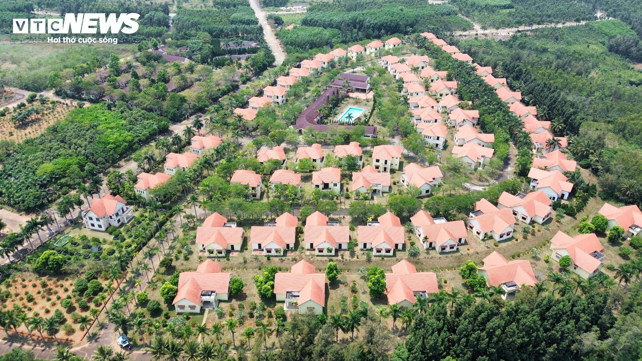 Cận cảnh khu biệt thự cả trăm tỷ đồng rơi cảnh đìu hiu ở Quảng Ngãi - 2