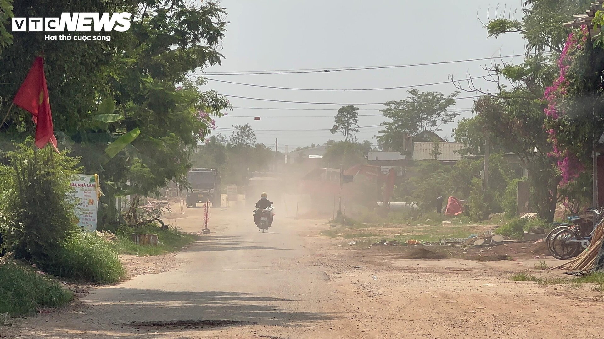 Đầu tư 25 tỷ nâng cấp 1,5 km đường, sau 3 năm vẫn 'dậm chân tại chỗ' - 1