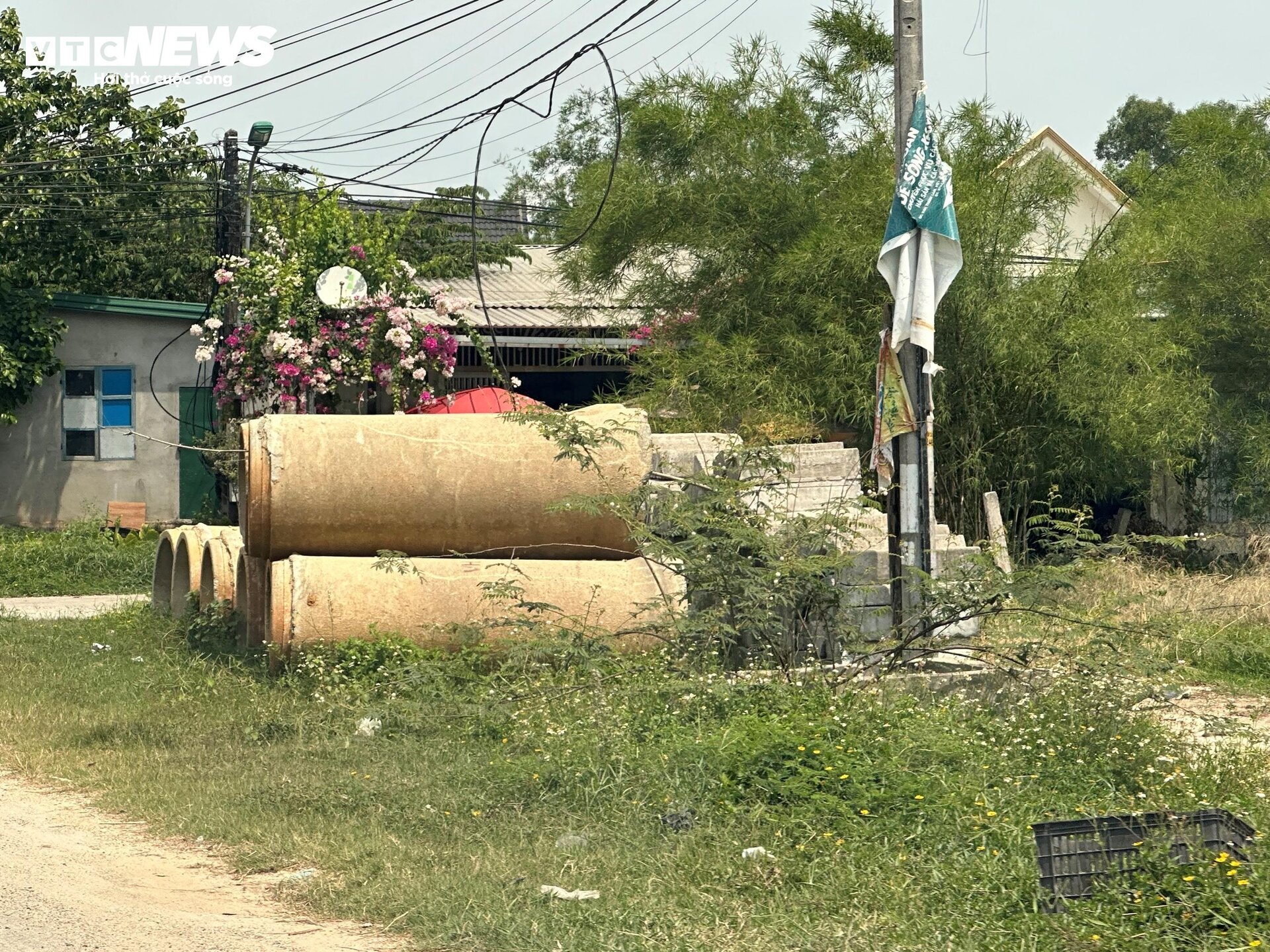 Đầu tư 25 tỷ nâng cấp 1,5 km đường, sau 3 năm vẫn 'dậm chân tại chỗ' - 3