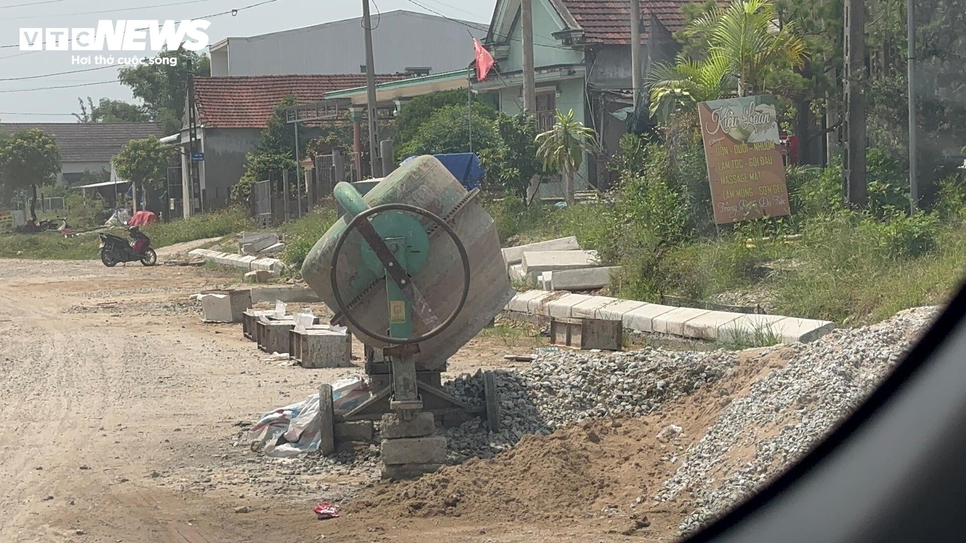 Đầu tư 25 tỷ nâng cấp 1,5 km đường, sau 3 năm vẫn 'dậm chân tại chỗ' - 7
