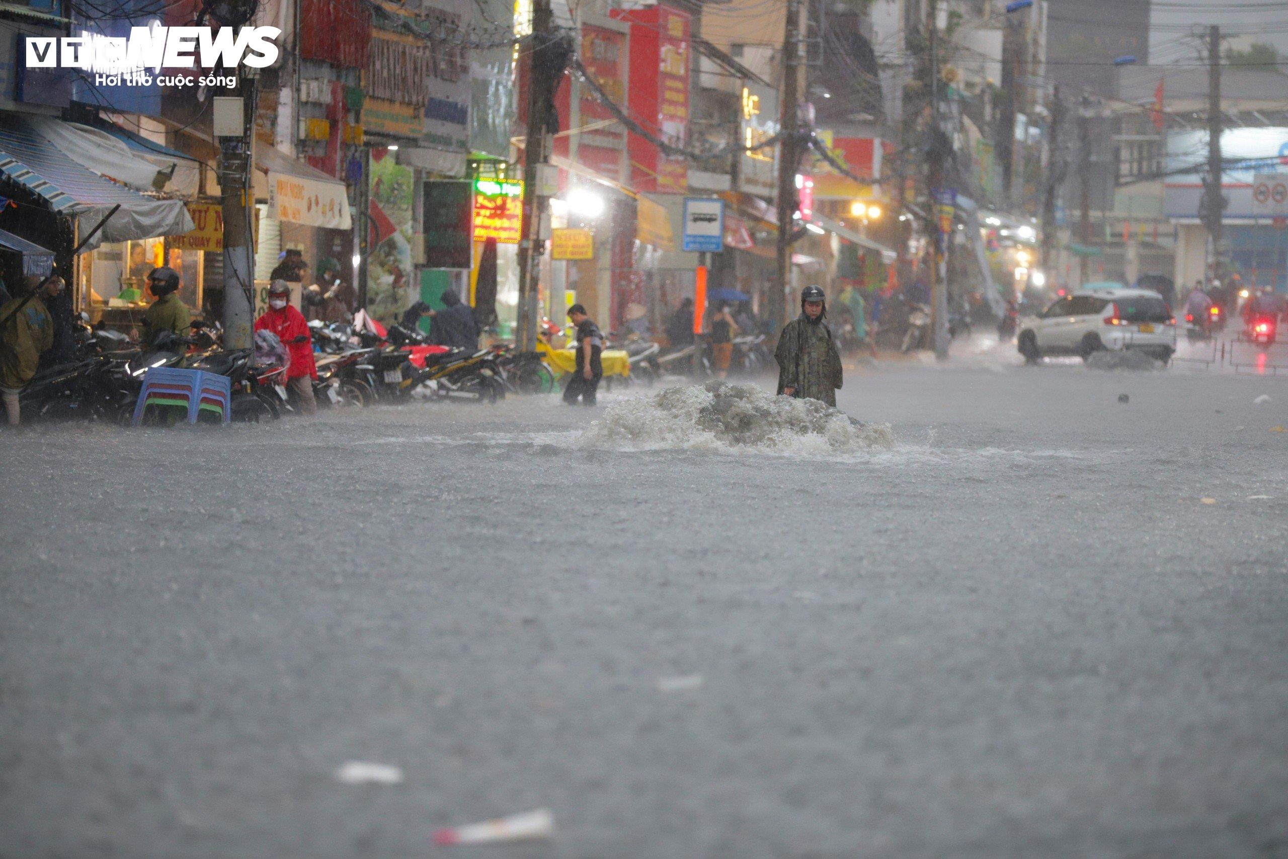 Thành phố Thủ Đức ngập nặng, người dân 'bơi' trong biển nước để về nhà - 11