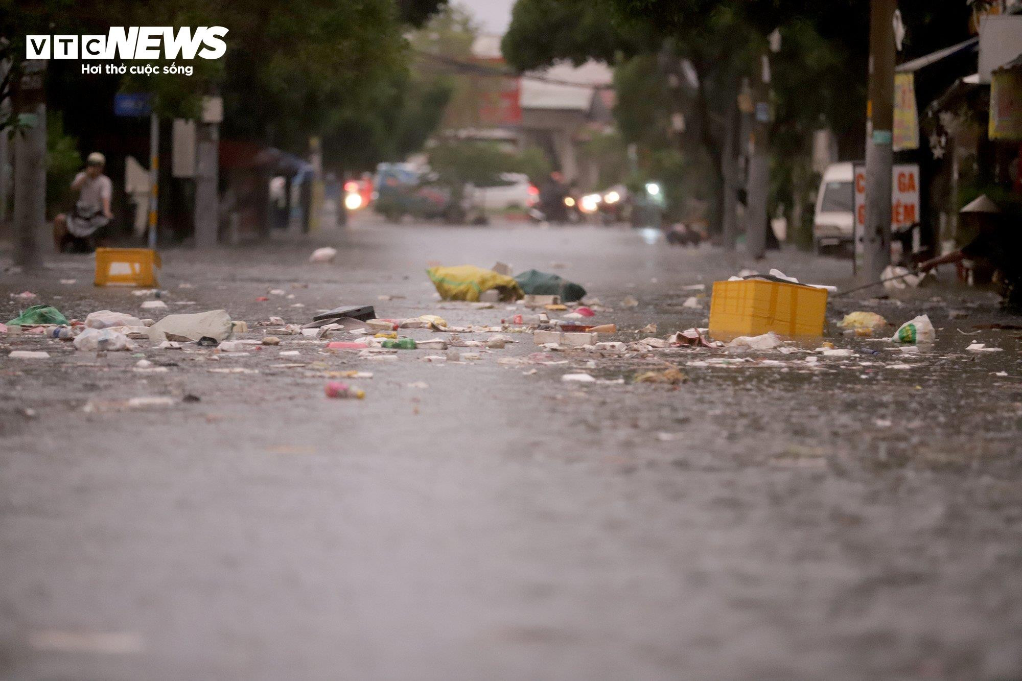 Thành phố Thủ Đức ngập nặng, người dân 'bơi' trong biển nước để về nhà - 9