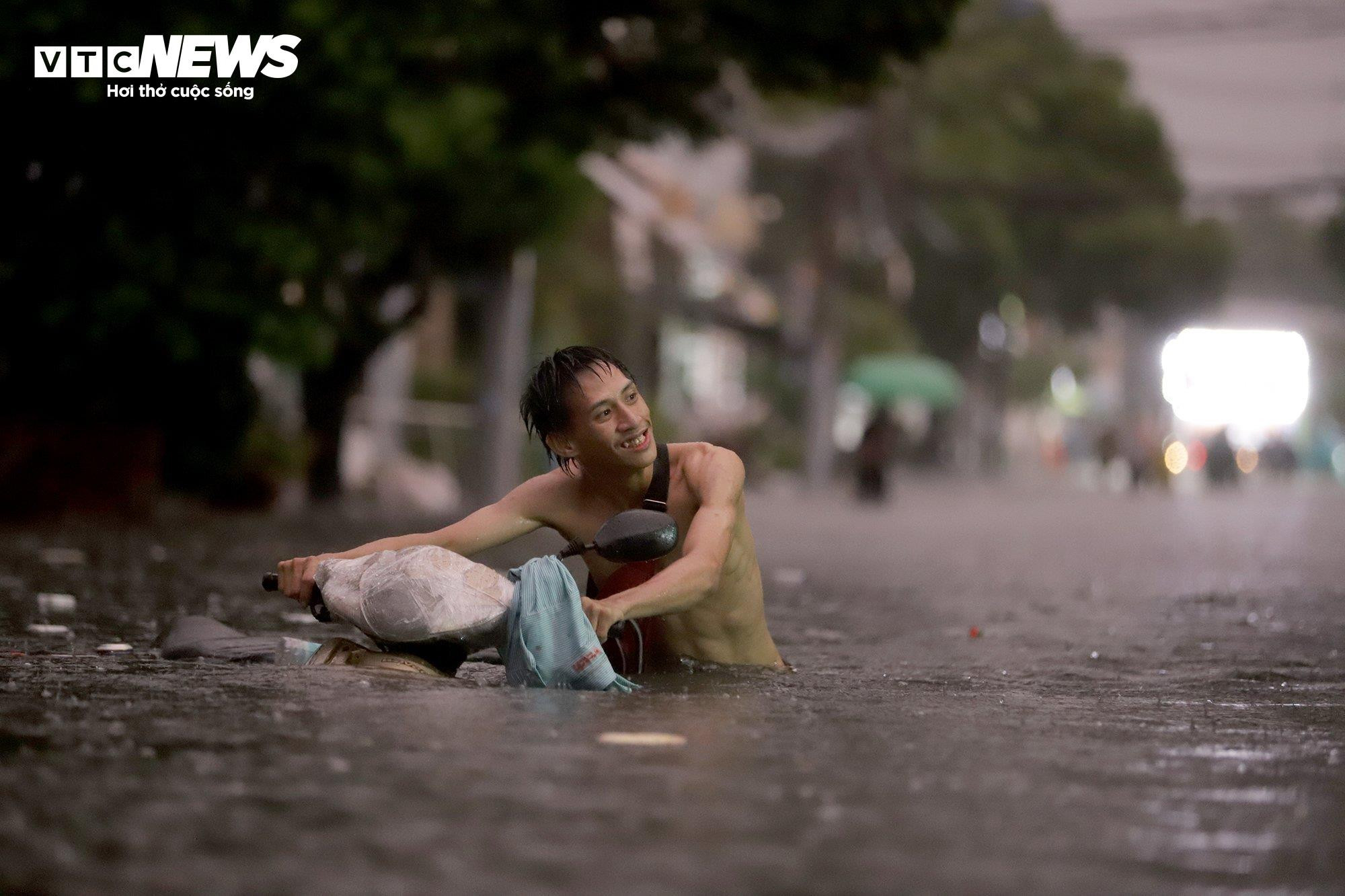Thành phố Thủ Đức ngập nặng, người dân 'bơi' trong biển nước để về nhà - 6