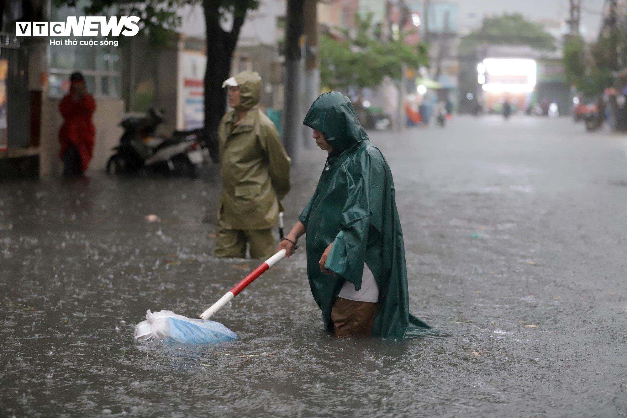 Thành phố Thủ Đức ngập nặng, người dân 'bơi' trong biển nước để về nhà - 10