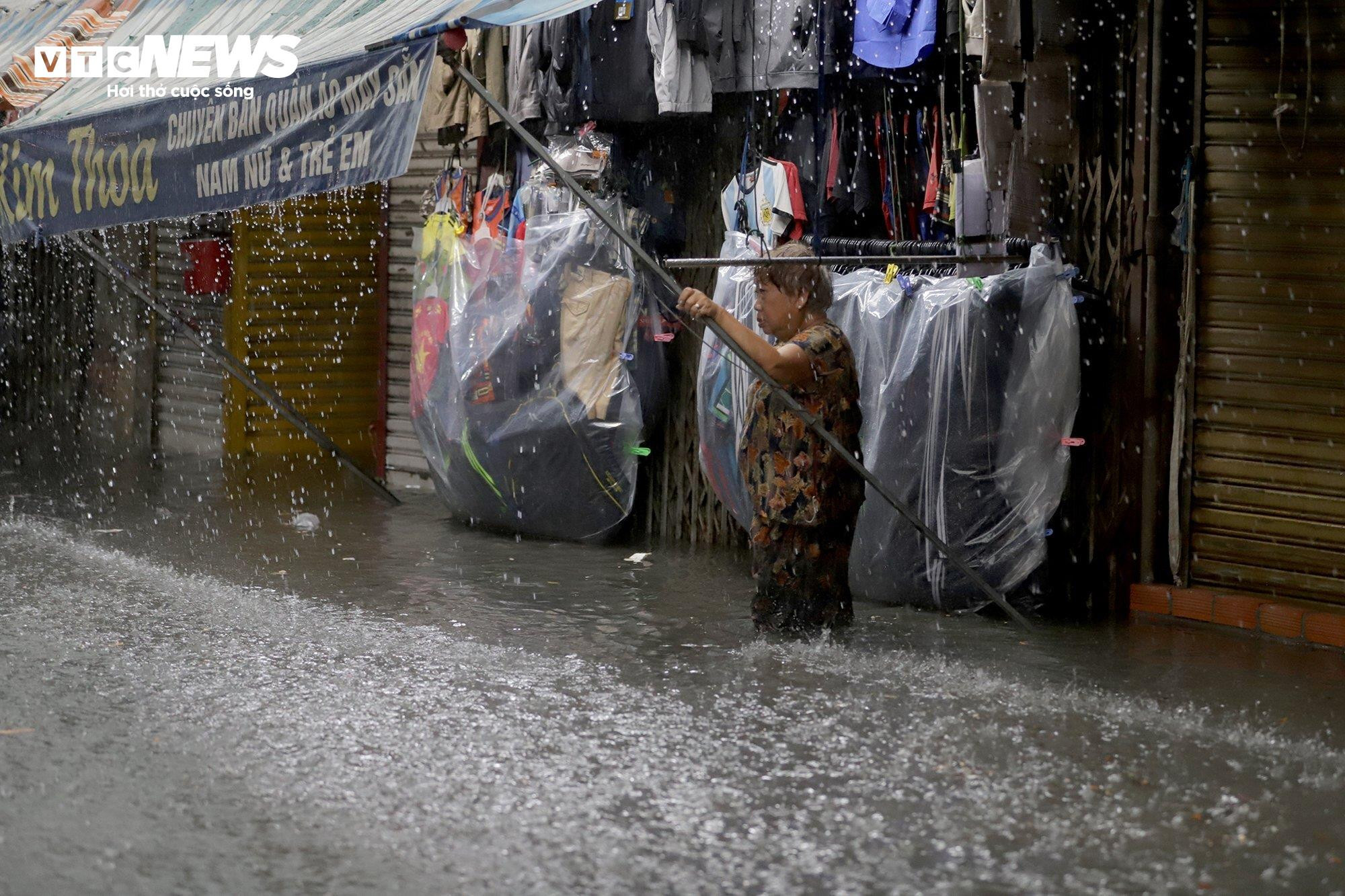 Thành phố Thủ Đức ngập nặng, người dân 'bơi' trong biển nước để về nhà - 7