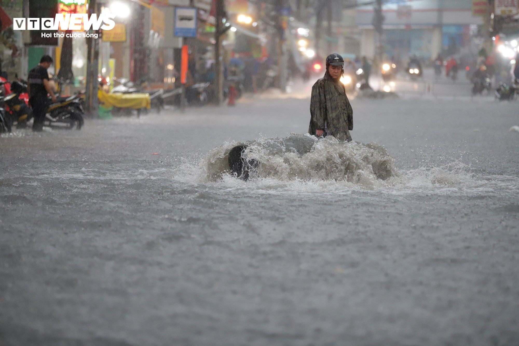 Thành phố Thủ Đức ngập nặng, người dân 'bơi' trong biển nước để về nhà - 2