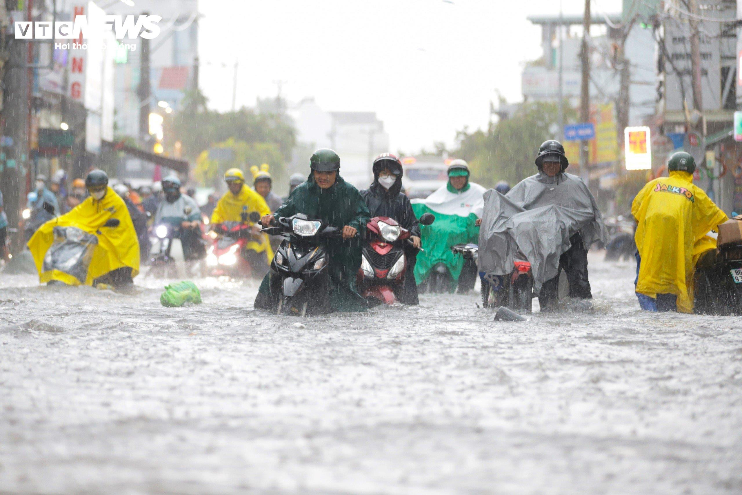 Thành phố Thủ Đức ngập nặng, người dân 'bơi' trong biển nước để về nhà - 3