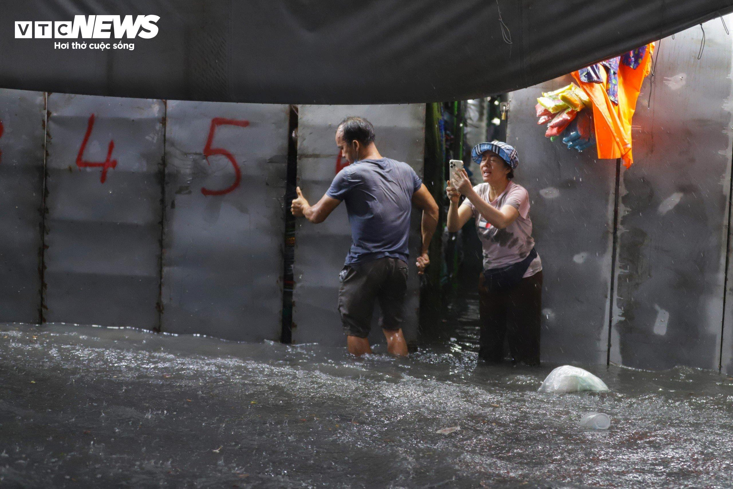 Thành phố Thủ Đức ngập nặng, người dân 'bơi' trong biển nước để về nhà - 8