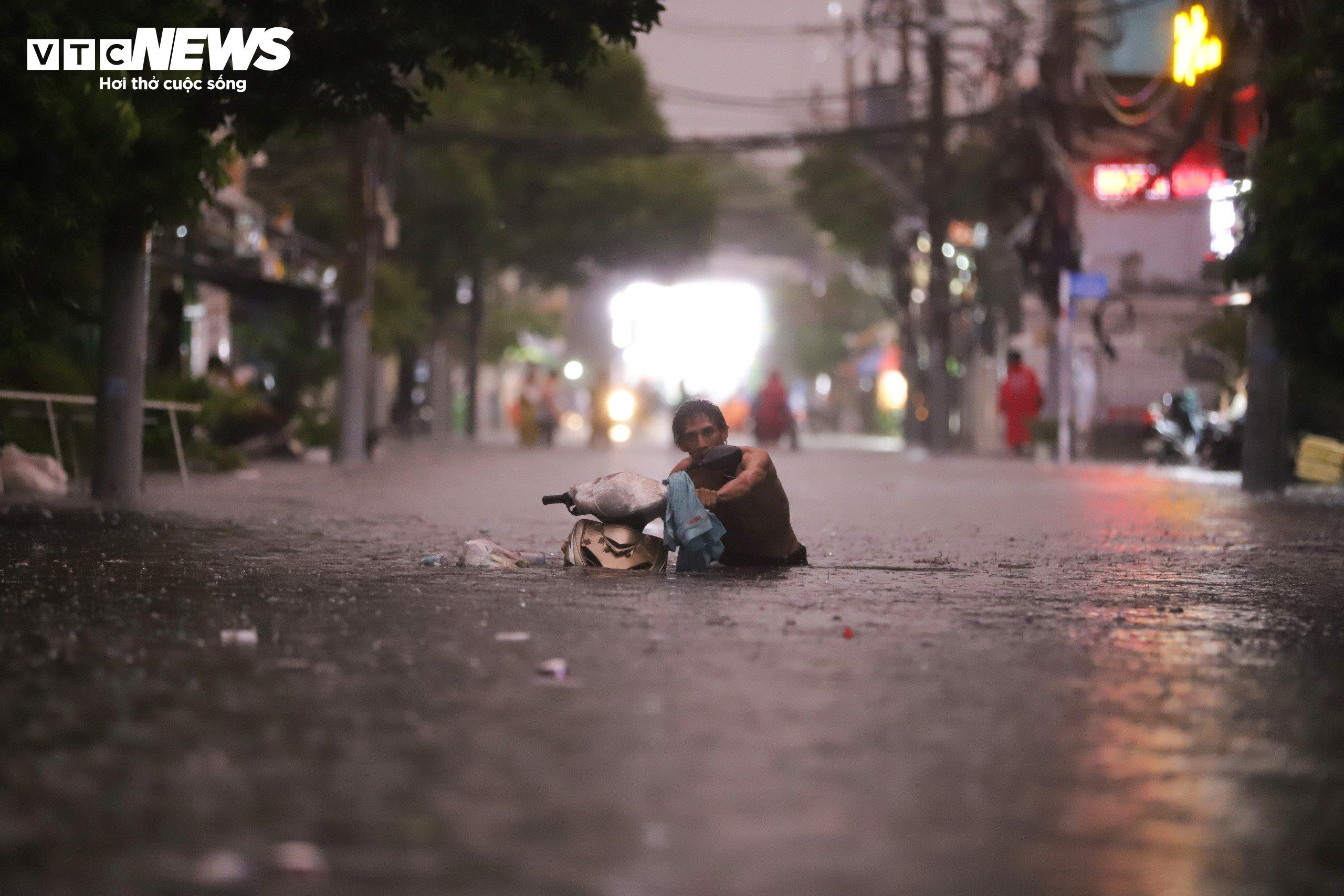 Thành phố Thủ Đức ngập nặng, người dân 'bơi' trong biển nước để về nhà - 5