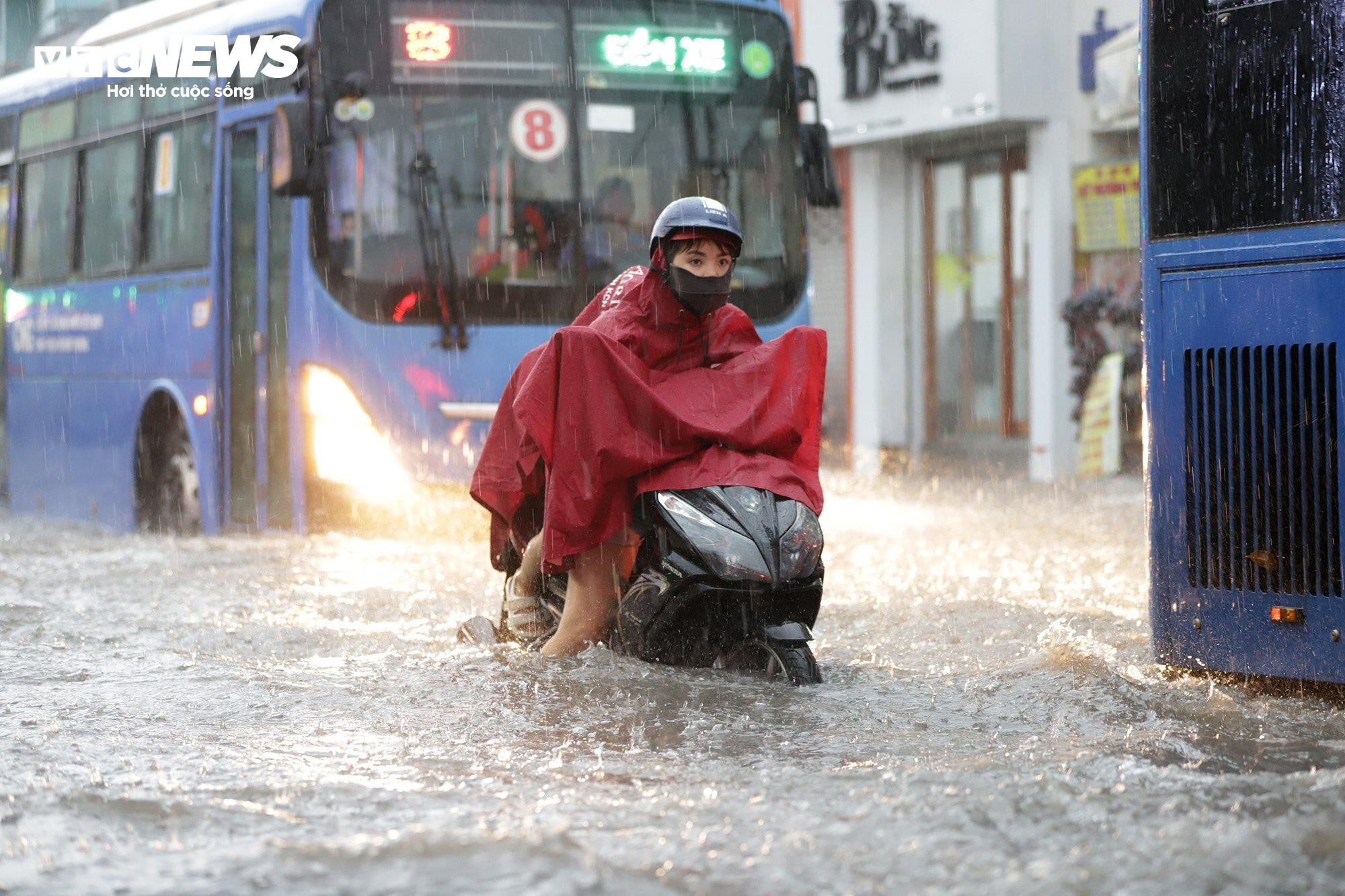 Thành phố Thủ Đức ngập nặng, người dân 'bơi' trong biển nước để về nhà - 4