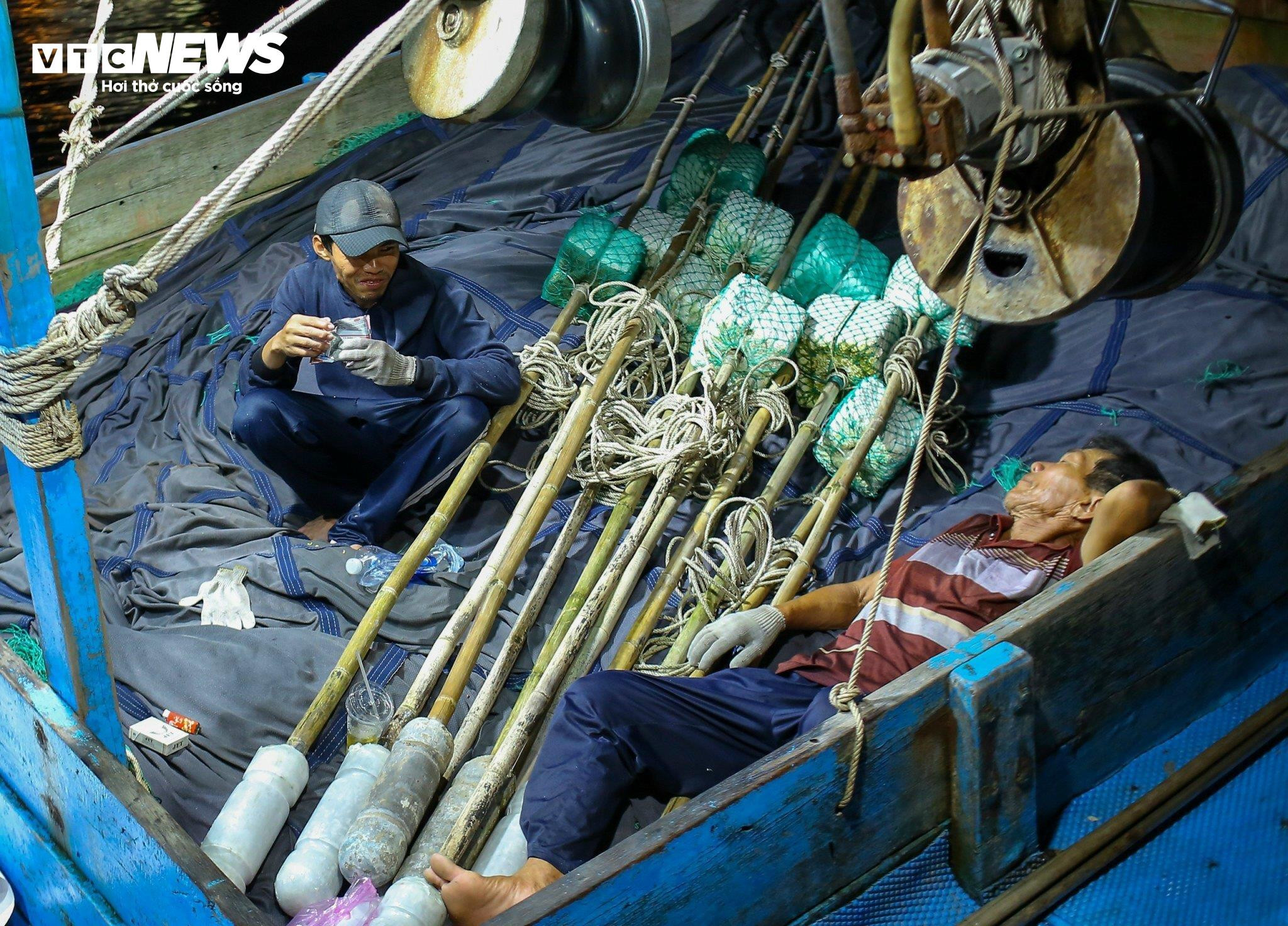 Ngắm vẻ nhộn nhịp 'trên bến dưới thuyền' tại cảng cá Quy Nhơn trước khi di dời - 10