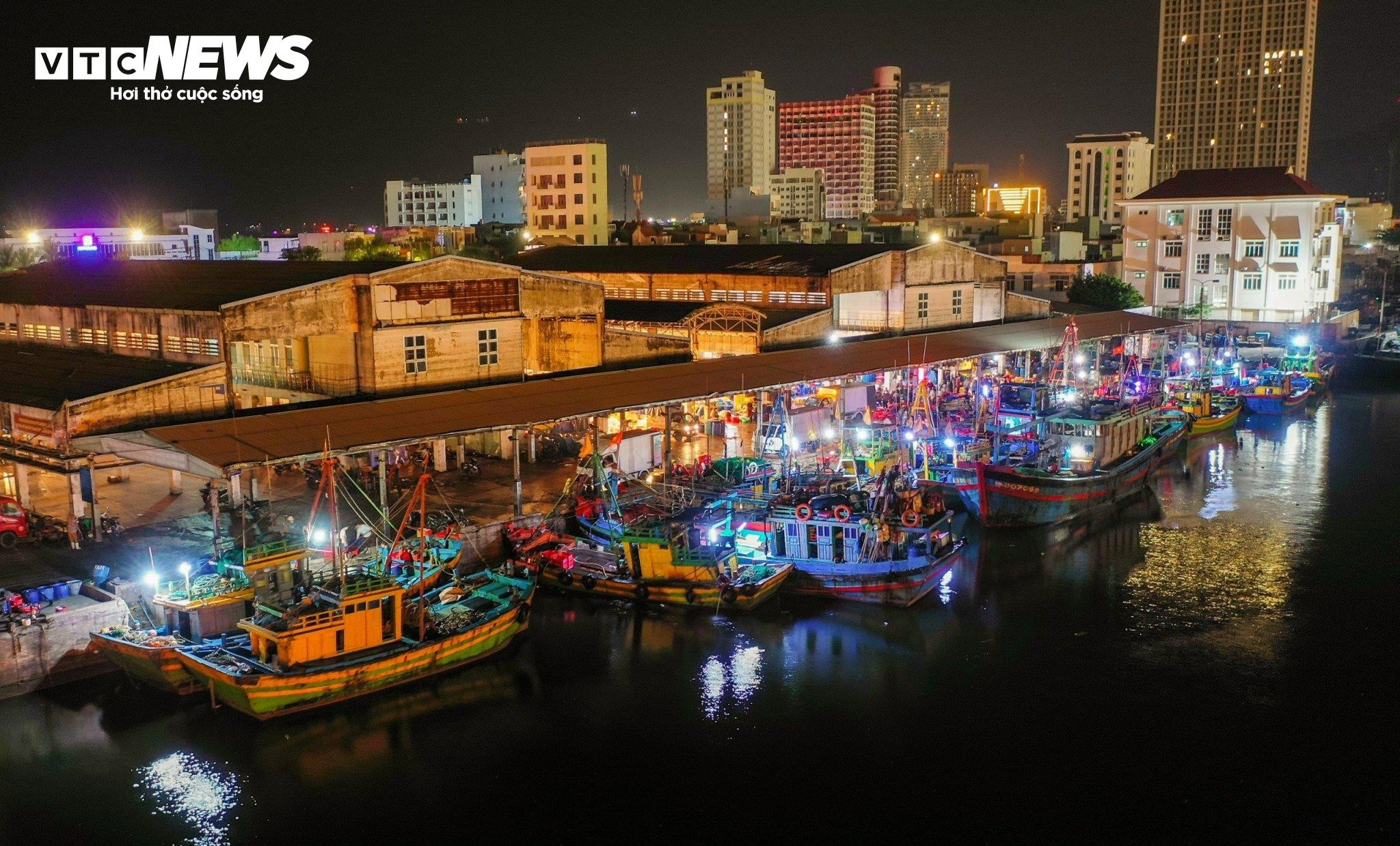 Ngắm vẻ nhộn nhịp 'trên bến dưới thuyền' tại cảng cá Quy Nhơn trước khi di dời - 7