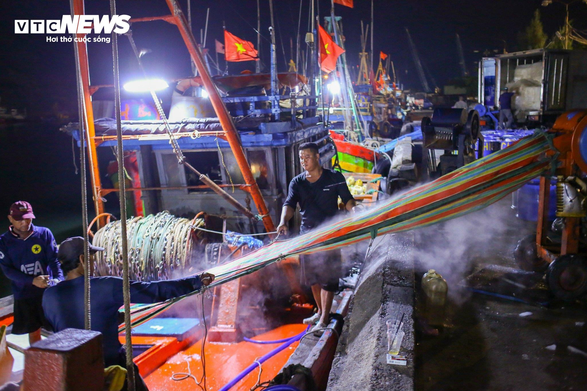 Ngắm vẻ nhộn nhịp 'trên bến dưới thuyền' tại cảng cá Quy Nhơn trước khi di dời - 8