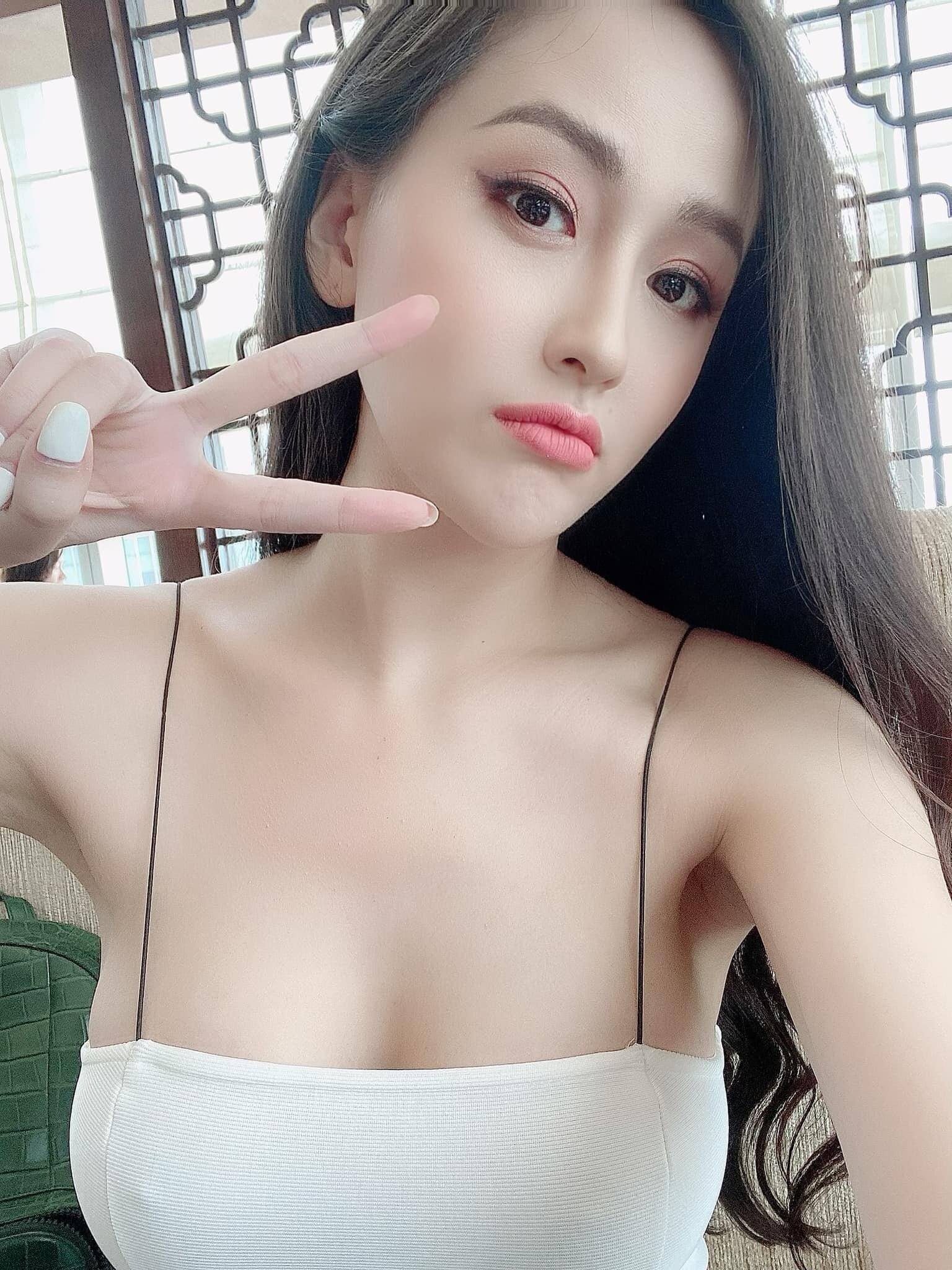 Sao Việt 21/5: Mai Phương Thúy tung ảnh gầy khác lạ, Thanh Hằng sexy trên  biển