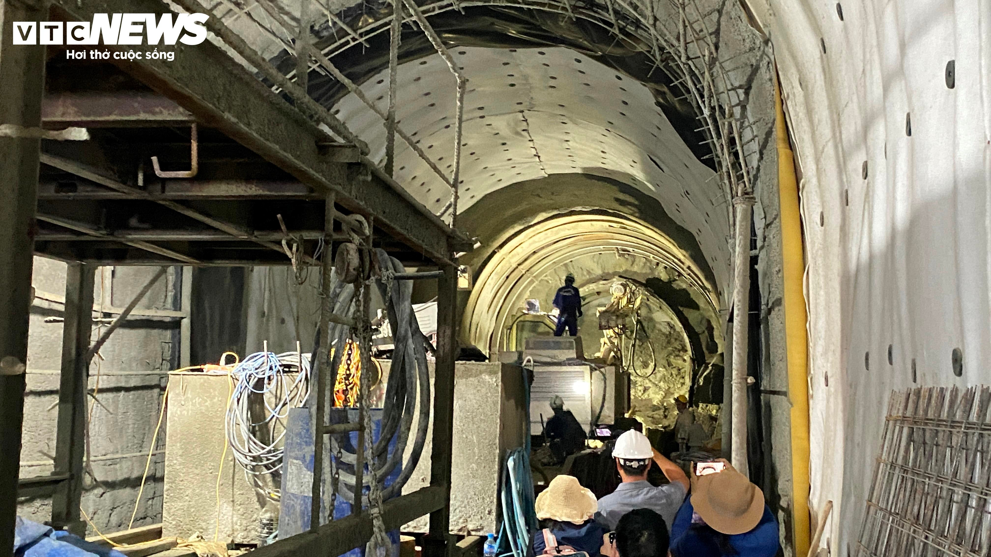 Cận cảnh quá trình khoan đèo thăm dò địa chất để gia cố hầm đường sắt Chí Thạnh - 5