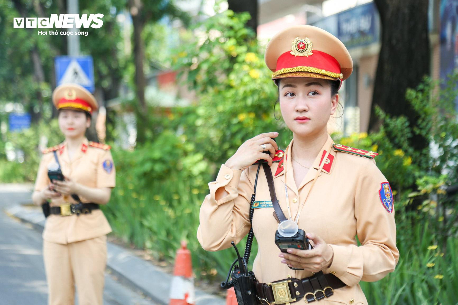 Tài xế cảm thấy đỡ áp lực khi được các nữ CSGT kiểm tra nồng độ cồn - 8