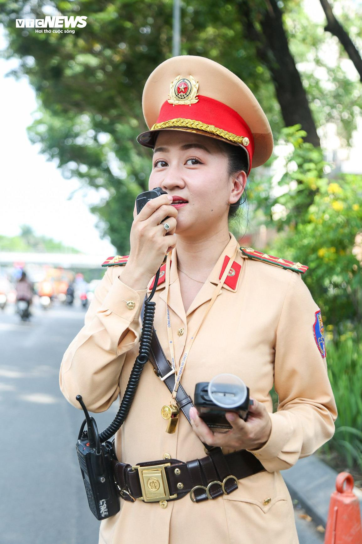 Tài xế cảm thấy đỡ áp lực khi được các nữ CSGT kiểm tra nồng độ cồn - 7