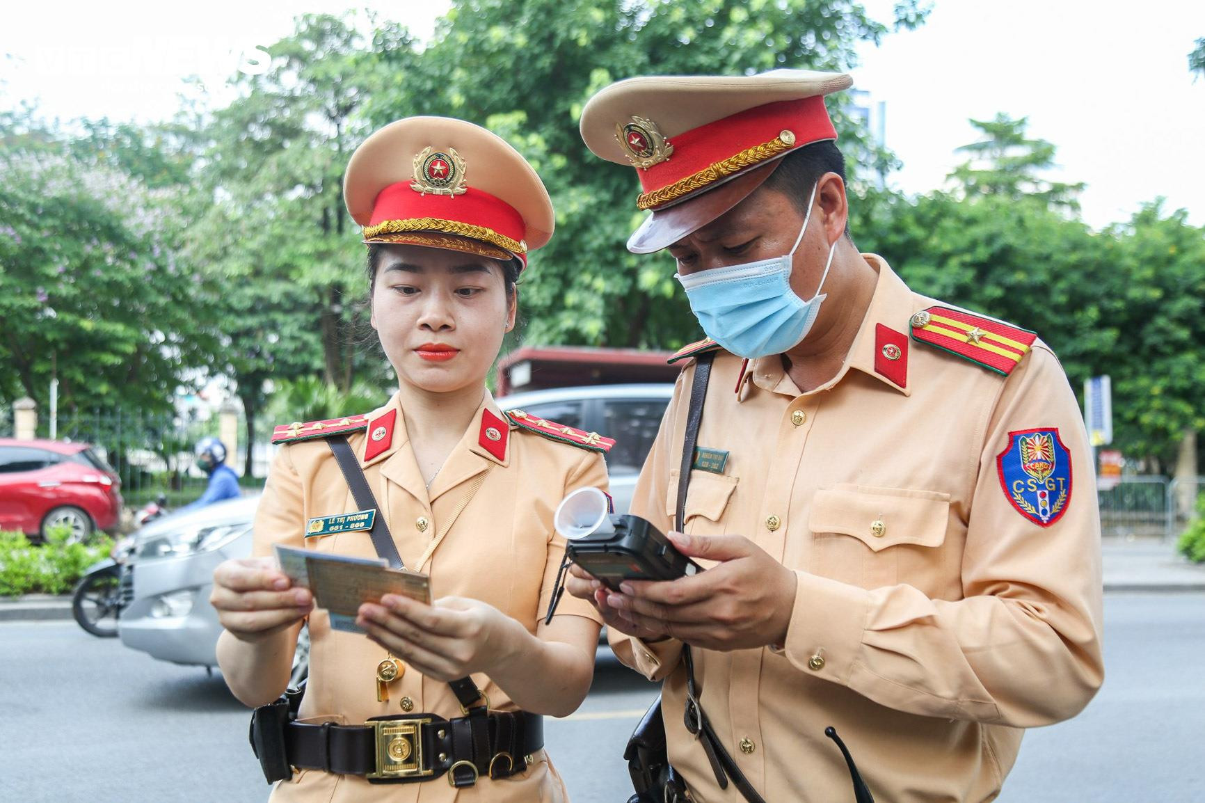 Tài xế cảm thấy đỡ áp lực khi được các nữ CSGT kiểm tra nồng độ cồn - 9