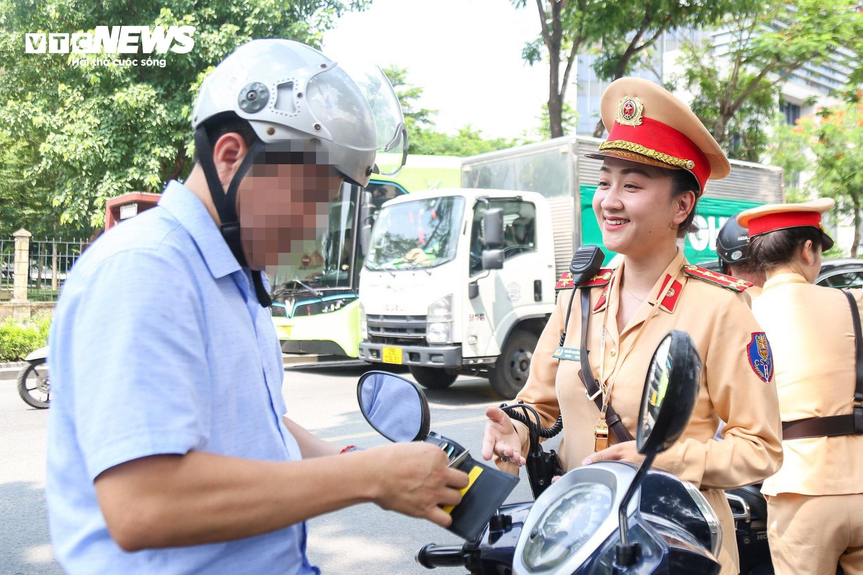 Tài xế cảm thấy đỡ áp lực khi được các nữ CSGT kiểm tra nồng độ cồn - 2