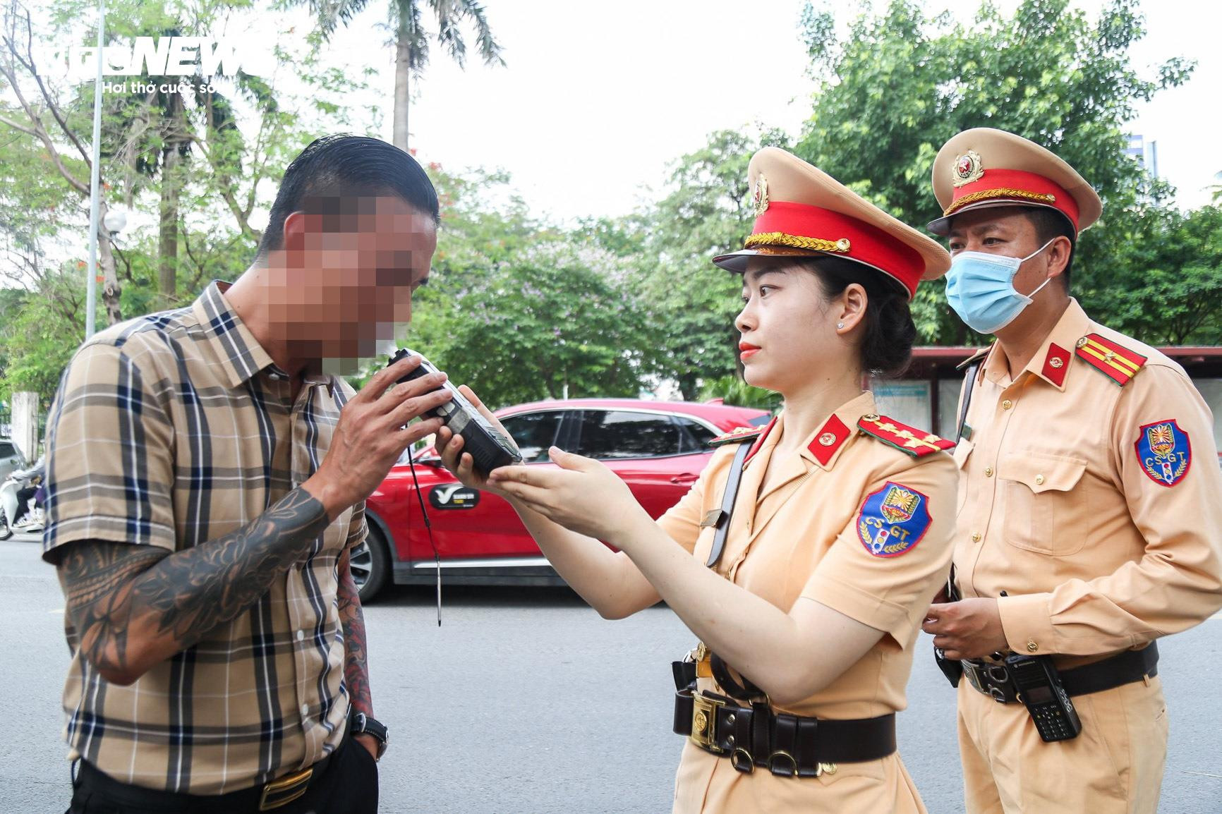 Tài xế cảm thấy đỡ áp lực khi được các nữ CSGT kiểm tra nồng độ cồn - 3