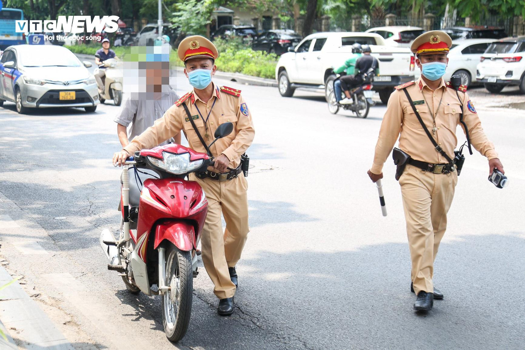 Tài xế cảm thấy đỡ áp lực khi được các nữ CSGT kiểm tra nồng độ cồn - 11