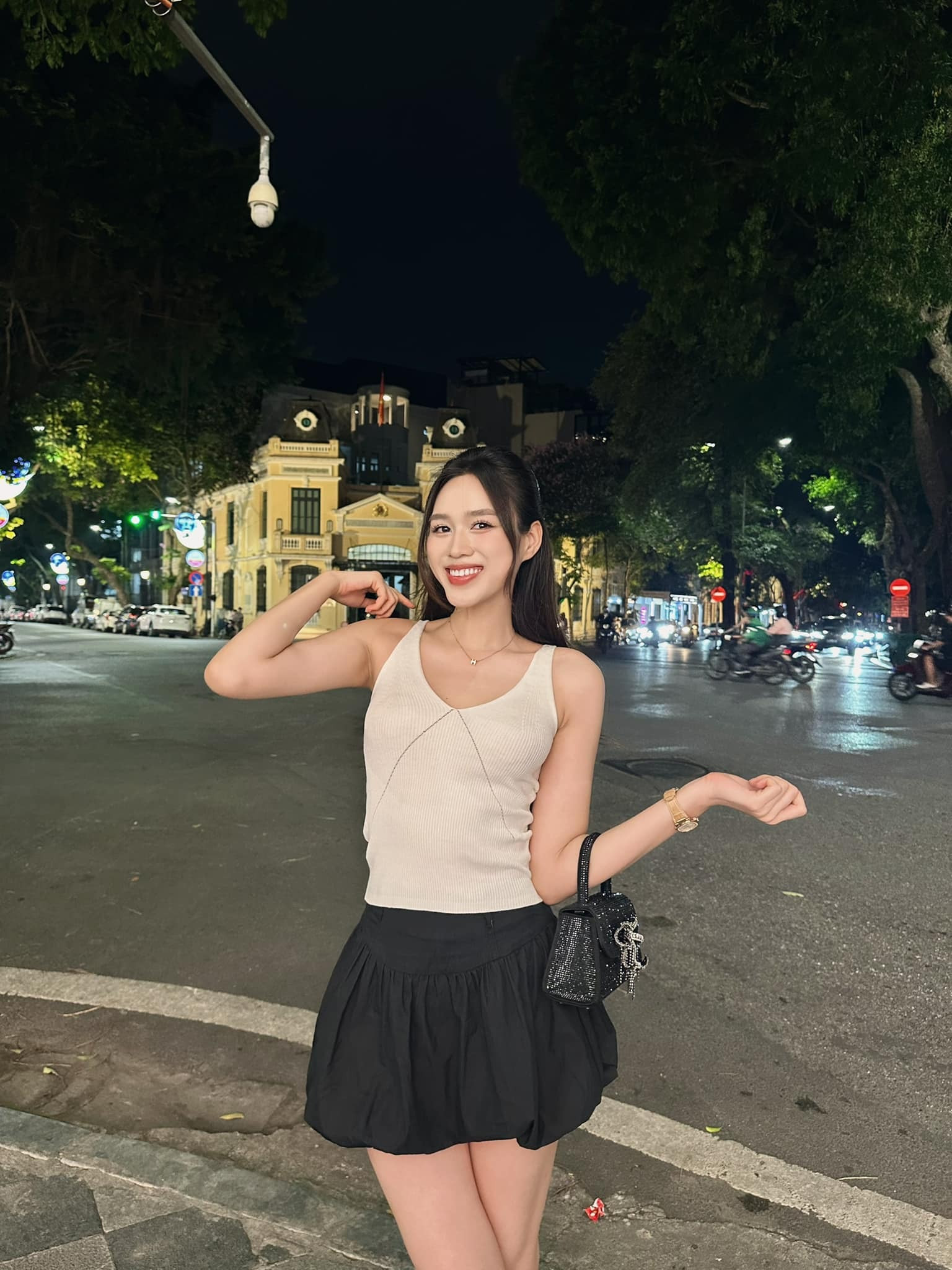 Sao Việt 24/5: Vợ chồng Lý Hải tình tứ trên biển, Võ Hoàng Yến bụng bầu gợi cảm - 8