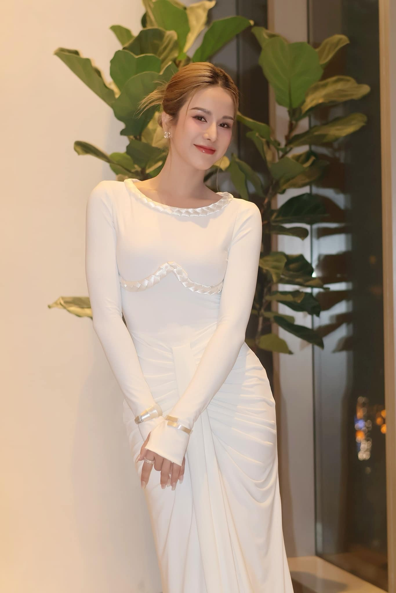 Sao Việt 24/5: Vợ chồng Lý Hải tình tứ trên biển, Võ Hoàng Yến bụng bầu gợi cảm - 5