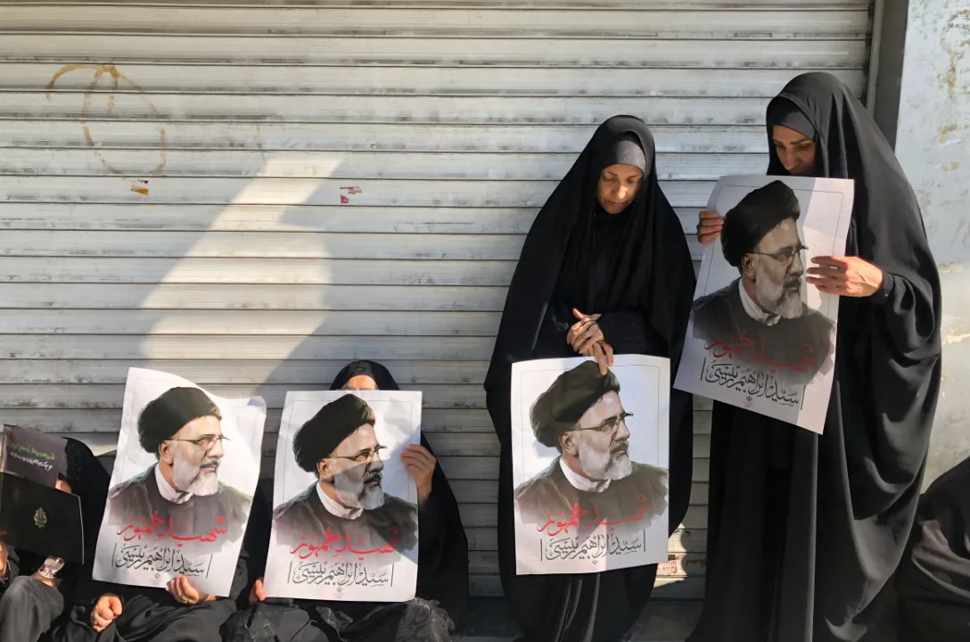 Biển người đưa tiễn Tổng thống Iran Ebrahim Raisi - 5