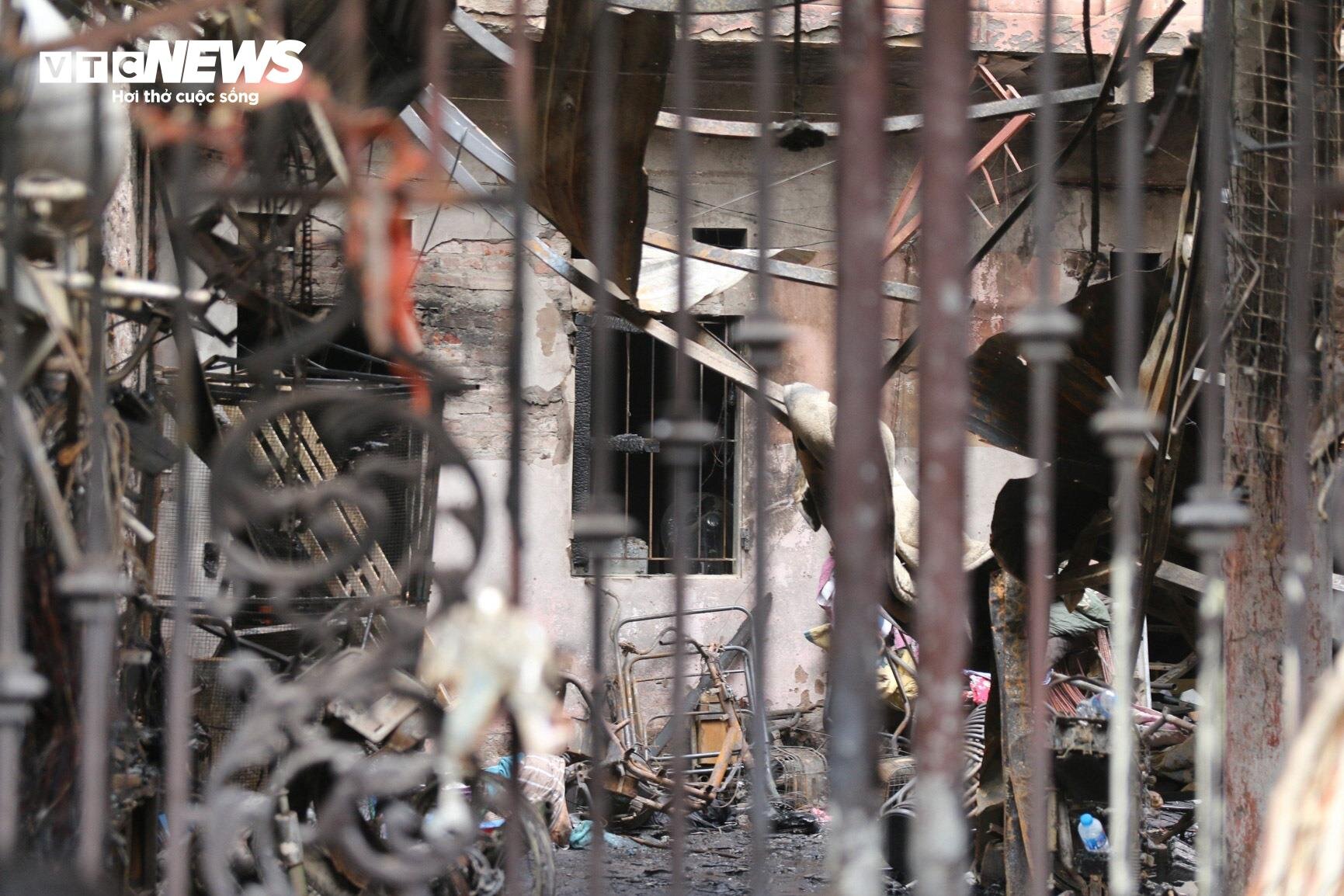 Tan hoang hiện trường vụ cháy nhà trọ Trung Kính khiến 14 người thiệt mạng - 6