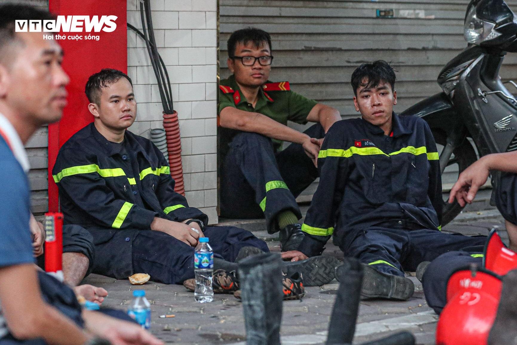 Tan hoang hiện trường vụ cháy nhà trọ Trung Kính khiến 14 người thiệt mạng - 12
