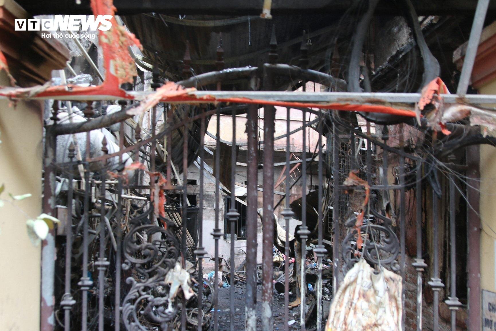 Tan hoang hiện trường vụ cháy nhà trọ Trung Kính khiến 14 người thiệt mạng - 5