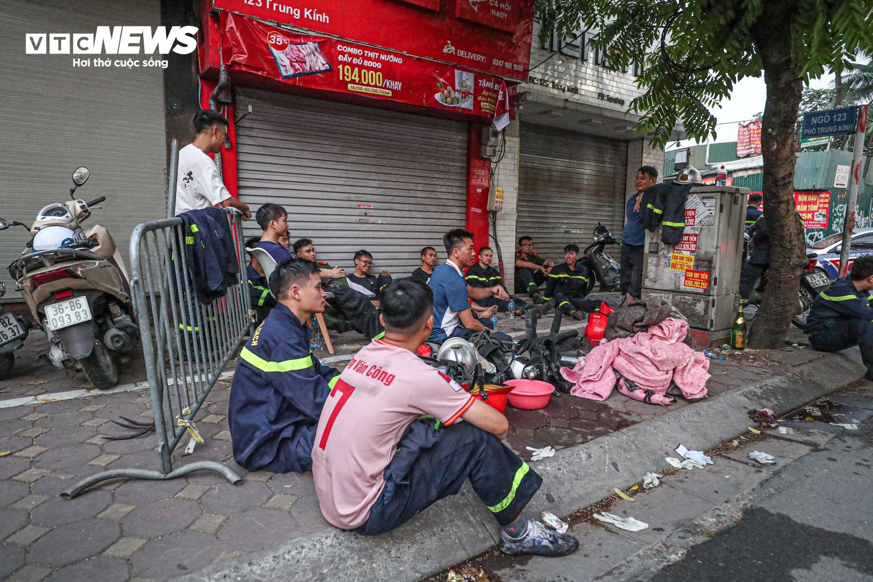 Tan hoang hiện trường vụ cháy nhà trọ Trung Kính khiến 14 người thiệt mạng - 11